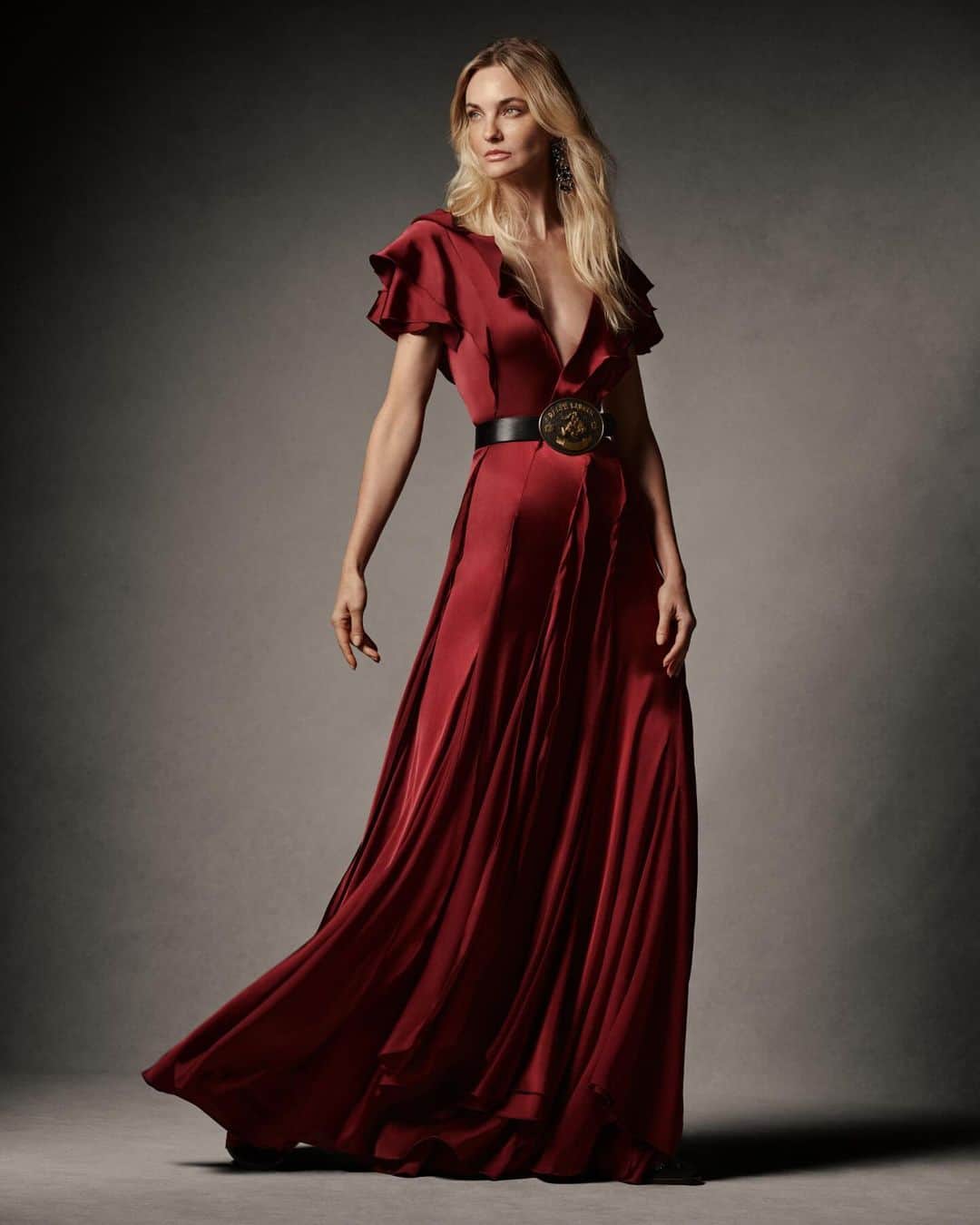 Ralph Laurenさんのインスタグラム写真 - (Ralph LaurenInstagram)「The beauty of #RLHoliday, shared with those we love.  Styled in #RLCollection’s Josef Stretch Satin Evening Dress and Rodeo-Buckle Belt, #CarolineTrentini is photographed with family for a holiday portrait.  Explore the world of #RalphLauren Holiday 2023 via the link in bio.」11月10日 5時02分 - ralphlauren