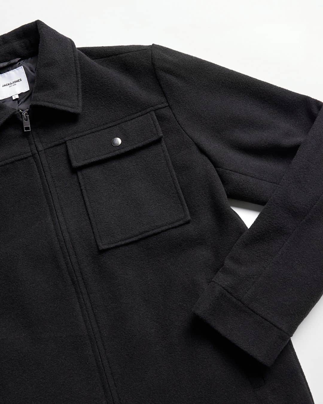 ジャック&ジョーンズのインスタグラム：「An overshirt is the dot over the shivering i this season. Not only does it add warmth – if you pick one in a basic color, you can even add texture and contrast to any and all of your outfits. #overshirt #jackandjones」