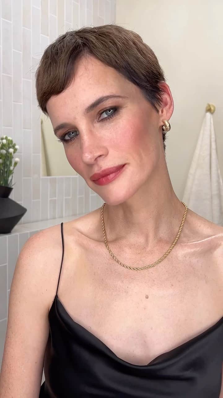 ネッタポルテのインスタグラム：「DAY TO NIGHT: Layering isn’t just for winter - we love this buildable routine that can take you from barely there makeup to a dazzling evening look with some of our favorite beauty brands.  PRODUCTS:  @charlottetilbury - Airbrush Flawless Foundation @hourglasscosmetics - Vegan Brush Collection @byterryofficial - Hyaluronic Hydra-Concealer - Natural No. 200 @refybeauty - Brow Collection - Dark @tomfordbeauty - Emotionproof Eye Primer Charlotte Tilbury - Rock ‘N’ Kohl Liquid Eye Pencil - Barbarella Brown @guccibeauty - Mascara L’Obscur - Eve Black @chantecaille - Radiance Gel Bronzer @westmanatelier - Baby Cheeks Blush Stick - Petal Gucci Beauty - Éclat De Beauté Effet Lumière Gel Face Gloss Westman Atelier - Squeaky Clean Lip Oil - Nana @patmcgrathreal - Mothership VII Eyeshadow Palette - Divine Rose @hermes - Rouge Hermès Satin Lipstick - 21 Rose Épicé」