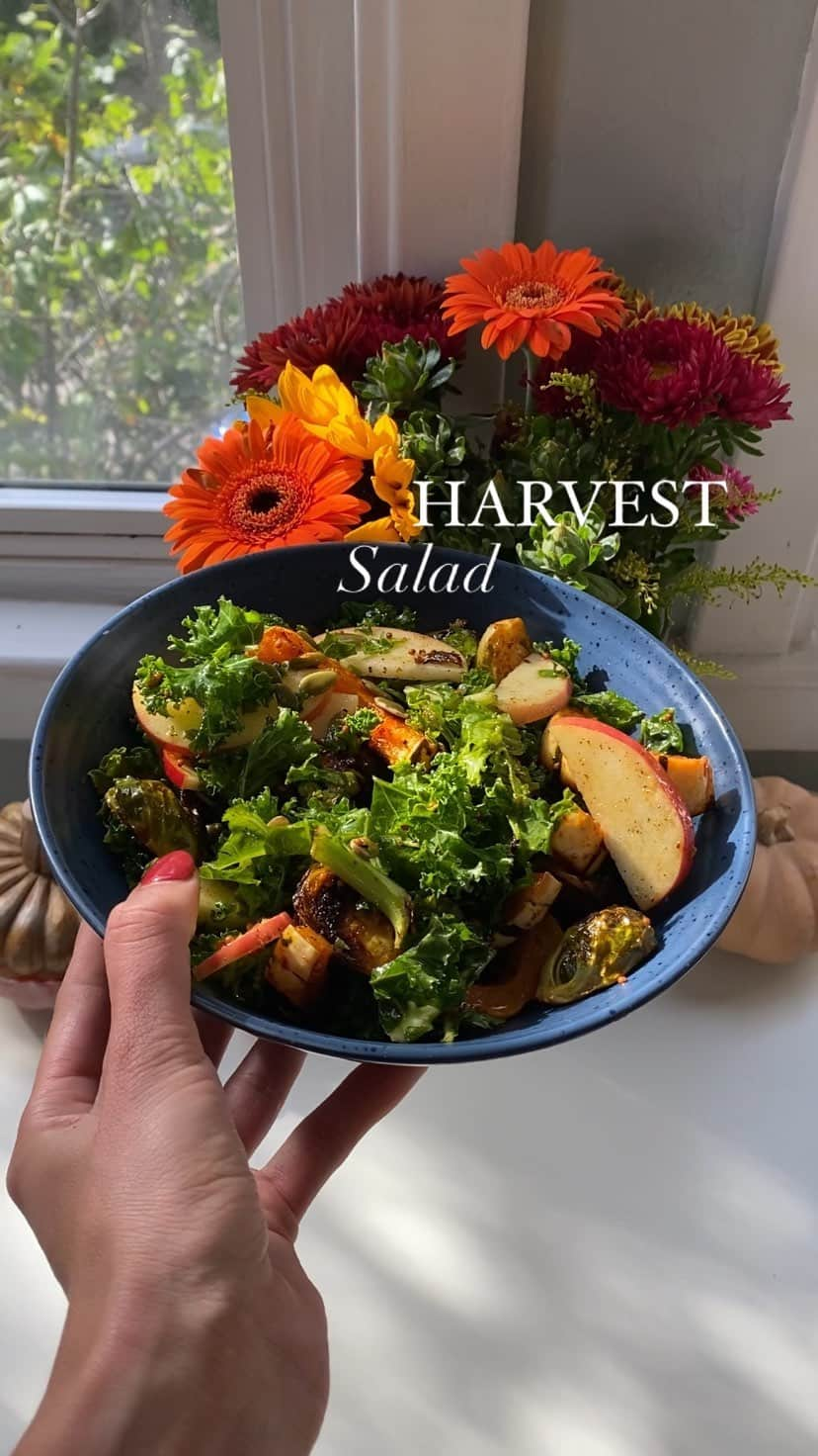 ポリーナ・エドモンズのインスタグラム：「Us 🤝 seasonal salads   Try this easy ur eat salad for lunch or as a side with your dinner!   -massaged kale -apple slices  -roasted brussel sprouts  -roasted delicata squash  -pumpkin seeds   dressing: -olive oil  -tsp Dijon  -splash of apple cider vinegar  -1/4 tsp raw honey  -salt to taste   Rub brussel sprouts and delicata squash with olive oil and smoked paprika, bake at 425 for 25 min. Massage kale with a little olive oil, add in all produce ingredients, and toss with dressing. Delicious!」