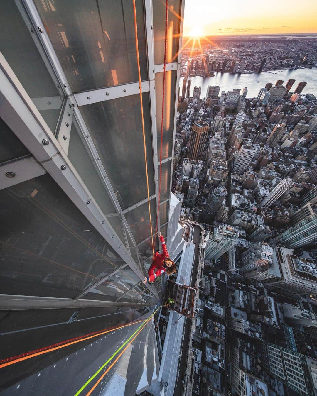 ナショナルジオグラフィックのインスタグラム：「Photo and video by @renan_ozturk | This morning I witnessed actor, musician, and climber @jaredleto make a dream of his come true: a free climb with ropes at the top of New York's Empire State Building, starting on the 86th floor. "Something about this iconic structure always captured my imagination," he says. "It's always been a powerful symbol to me of all the possibilities in life."  Leto has been climbing for years, appearing in the National Geographic film "Free Solo," and he featured climbers Alex Honnold, me, and others in his "Great Wide Open" film series about climbing in our national parks. Follow me @renan_ozturk for more from this first permitted climb of the building! #NYC」