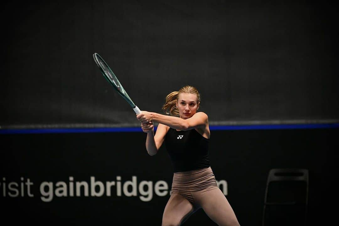 ダヤナ・ヤストレムスカさんのインスタグラム写真 - (ダヤナ・ヤストレムスカInstagram)「back 🇺🇦💪🏼🎾」11月10日 5時18分 - dayana_yastremskay