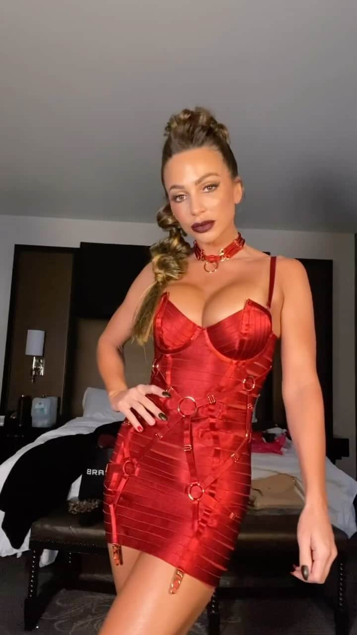 Abigail Macのインスタグラム：「I love this dress by @atelierbordelle 🥳 what would you rate it 1-10? #bordelle #vegasvacation #clubdress」