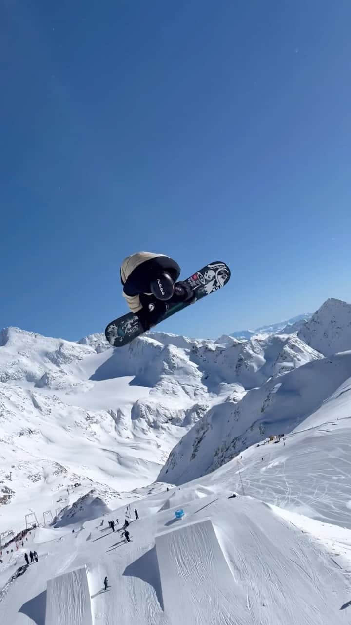 アナログクロージングのインスタグラム：「1800° - @redgerard making it look easy 💨   🎥 @seanfitzsimons  @primeparksessions  #Burton  #snowboarding」
