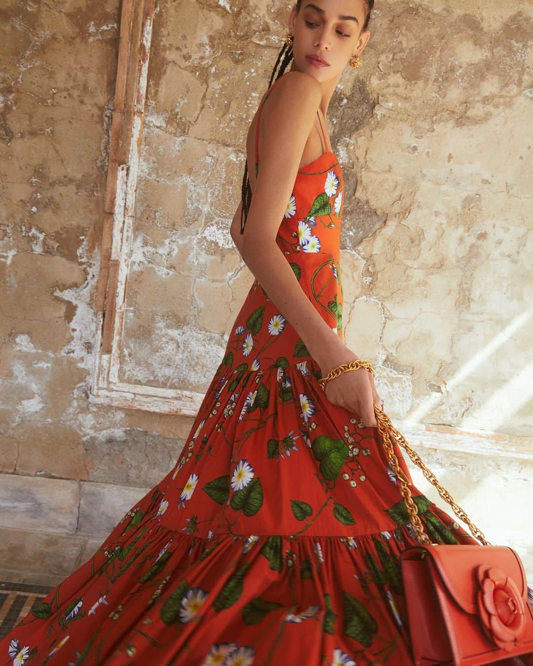 オスカーデラレンタのインスタグラム：「Step into daytime silhouettes that sway with every step, adorned with enchanting autumnal florals. #odlrfall2023.  Tap to shop and click the link in bio to discover.」