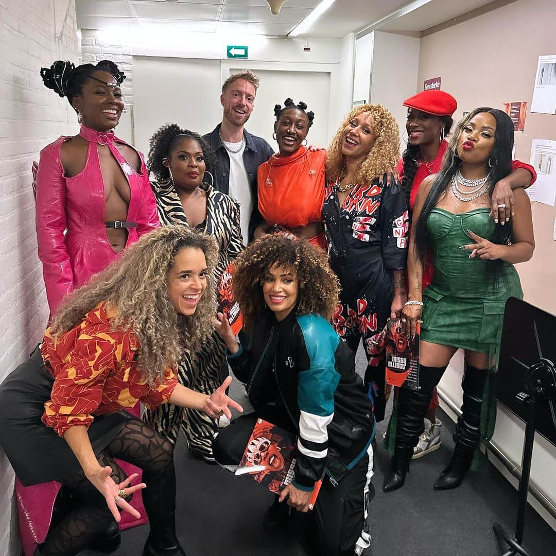 ジョヴァンカさんのインスタグラム写真 - (ジョヴァンカInstagram)「About last night ❤️ The roof was on fire @concertgebouw!! 🔥 Het was zoveel meer dan een tribute aan Missy, it was a celebration of flyness ✨✨✨✨  Thank you @mcmelodee @pink_oculus @sarahjanemusiq @gindutch @ellajohn @sharondoorson @iamaishabetch ❤️❤️ for bringing your own unique vibe & flavour on stage. Ik heb van jullie genoten!!  Thank you awesome @refreshedorchestra (jullie zijn keihard. Altijd) @twistagencynl @mcsharq 📸 @eldridge_mullenhof LOBI」11月10日 5時21分 - giovancamusic