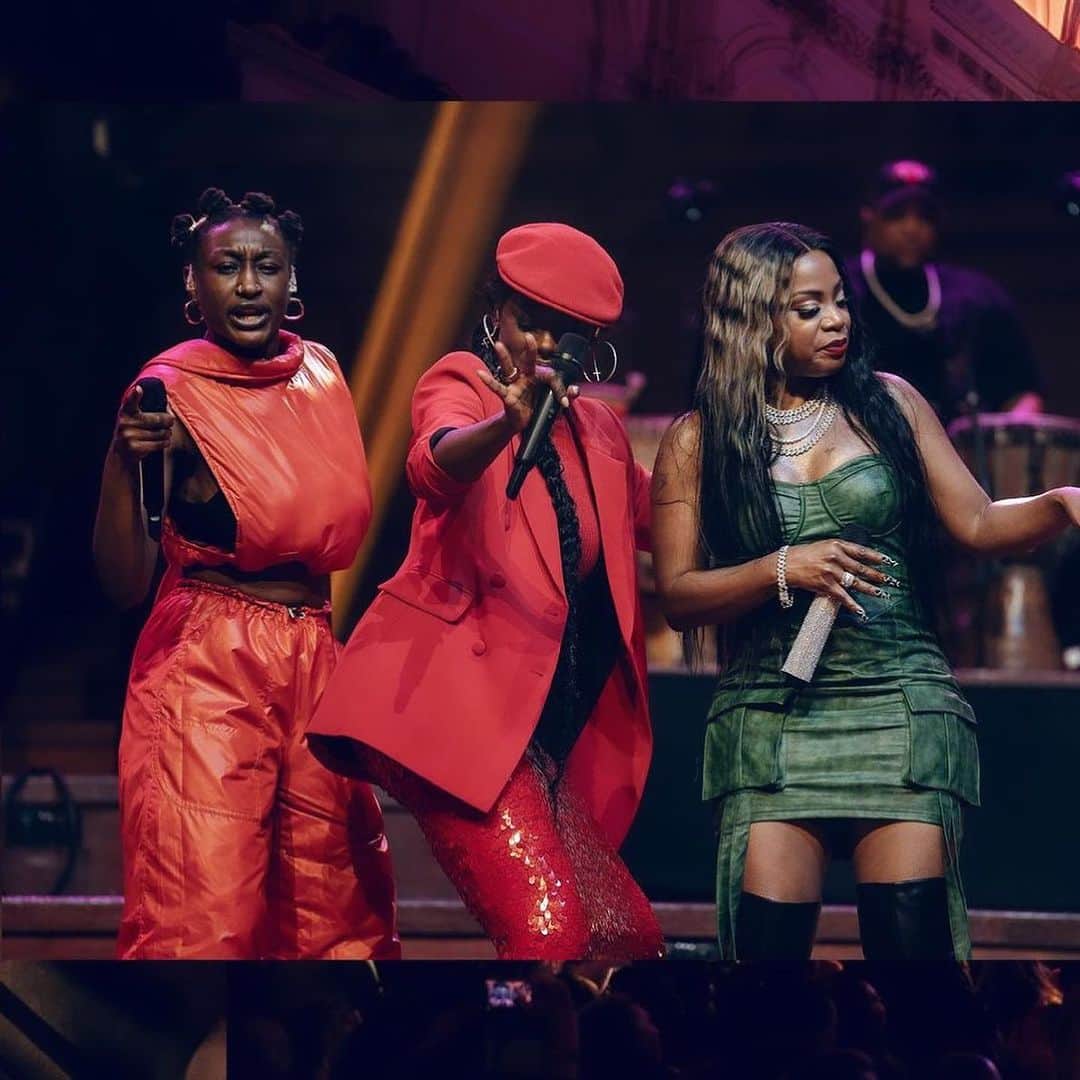 ジョヴァンカのインスタグラム：「About last night ❤️ The roof was on fire @concertgebouw!! 🔥 Het was zoveel meer dan een tribute aan Missy, it was a celebration of flyness ✨✨✨✨  Thank you @mcmelodee @pink_oculus @sarahjanemusiq @gindutch @ellajohn @sharondoorson @iamaishabetch ❤️❤️ for bringing your own unique vibe & flavour on stage. Ik heb van jullie genoten!!  Thank you awesome @refreshedorchestra (jullie zijn keihard. Altijd) @twistagencynl @mcsharq 📸 @eldridge_mullenhof LOBI」