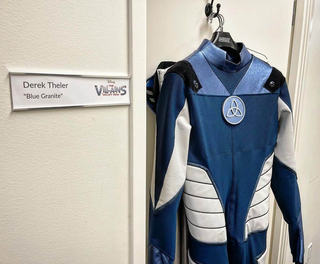 デレック・テラーのインスタグラム：「Have you seen Season 2 of Villains of Valley View on @disneyplus? I had the best time playing Blue Granite! 🔨  Now that the strike is over I’ll be sharing more!」