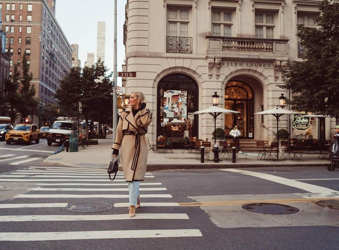 サマンサウィルスのインスタグラム：「📍72nd and Madison  Shot by @corinneparker   Coat {gifted} @leolin_official」