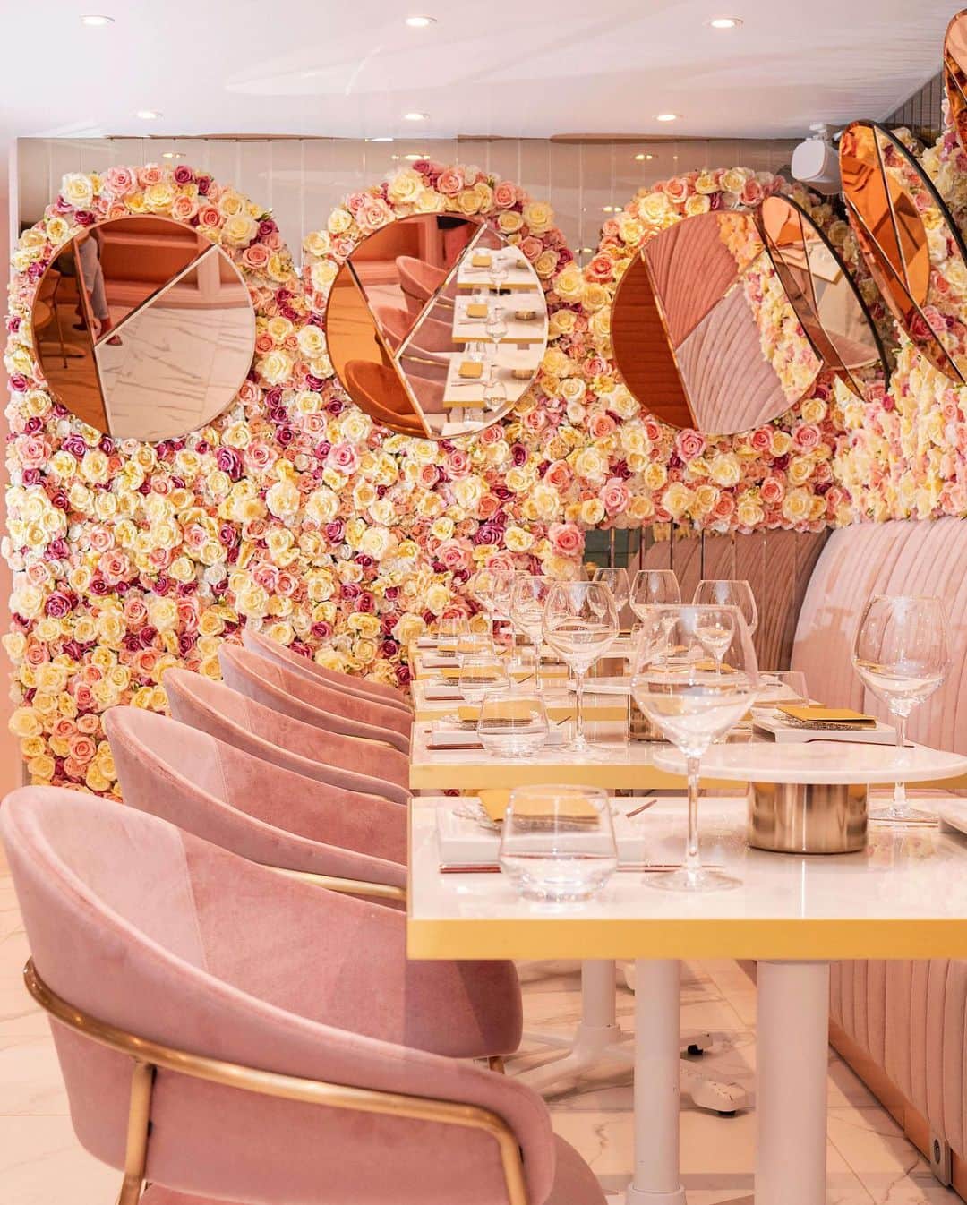 The Luxury Lifestyle Magazineさんのインスタグラム写真 - (The Luxury Lifestyle MagazineInstagram)「@alex_kovatchev_idea transcends the ordinary in the realm of design; he embodies the spirit of ingenuity and eminence.  From Monaco's latest and most opulent development, to the sun-drenched shores of the French Riviera, and the heart of London's prestigious Berkeley Square, @alex_kovatchev_idea brings his signature touch of excellence to each project.   Schedule a personal one-on-one meeting with designer and visionary Alex, at the South Florida Real Estate Forum today, November 9th.」11月10日 5時34分 - luxurylifestylemagazine