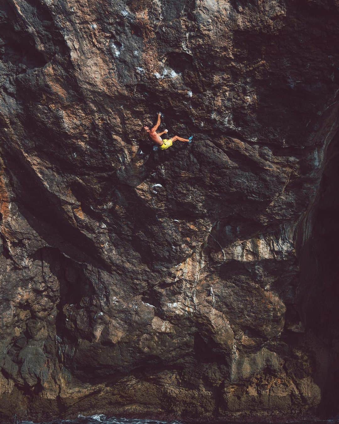 クリス・シャーマのインスタグラム：「Chris Sharma Just Sent His Hardest Deep Water Solo to Date  On Tuesday, November 7, Chris Sharma finished off ‘Black Pearl,’ in Soller, Mallorca, which he says may be harder than ‘Es Pontas’ and ‘Alasha.’ He has been working the line on and off for the last four years.  “It represented a progression in deep water soloing for me, and it was a very personal goal that I’ve pursued over the last four years,” says Sharma. “It's one of a handful of routes that have been on my bucket list.”  Click the link in the bio for the full story. Photo @honngy」