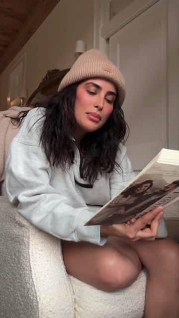 Sazan Hendrixのインスタグラム：「IG LIVE ✨ Grab a cup & get cozy as I read chapter 12 from A Real Good Life 📖🫶🏽   Comment “good life” and I can DM you a link if you’d like more from this book! 🍂 #openyourtextbooks #rainydayreading」
