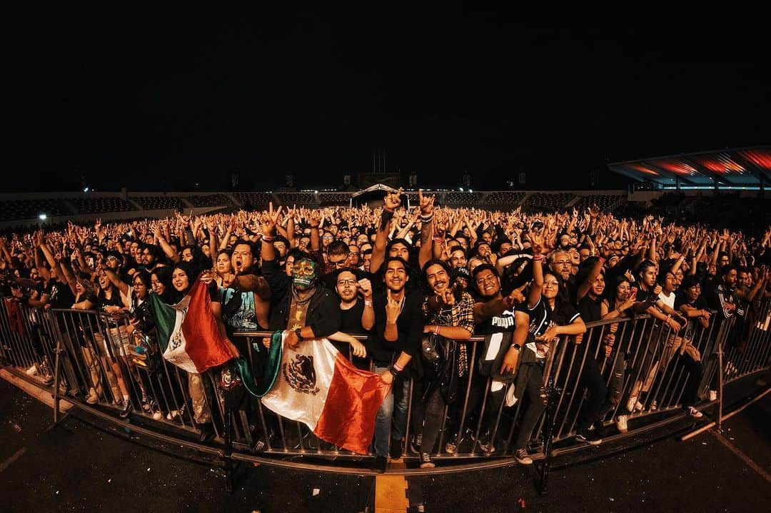 マストドンさんのインスタグラム写真 - (マストドンInstagram)「Mexico City was it as good for you as it was for us? We love you!!🙏 🇲🇽  Shot By: @shotbyhvnter   #mastodon #gojira #themgamonsterstour」11月10日 5時54分 - mastodonrocks