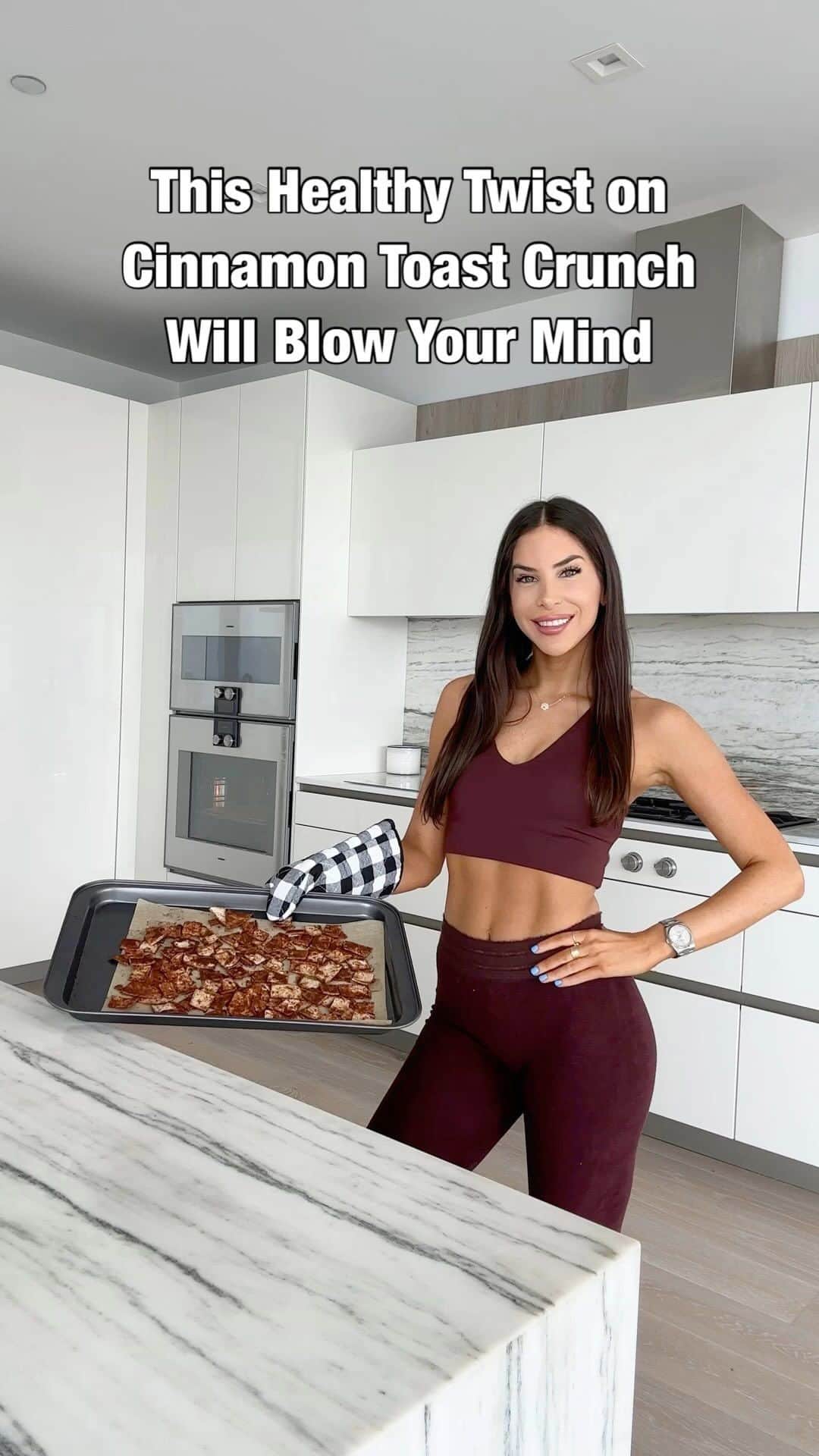 ジェン・セルターのインスタグラム：「A healthier Cinnamon Toast Crunch recipe you can whip up in 5 minutes … Who else was a cereal-for-breakfast kinda kid? Cinnamon Toast Crunch used to be my jam with a few others! But ya know, adulting for me means making healthier choices. So if you’ve ditched the sugary cereal but still get the craves, this one’s for you! 🤤 🥣  Ingredients:  - Whole wheat tortilla - 1/8 cup melted coconut oil - 2 tbsp coconut sugar - 1 tbsp cinnamon  Coat those tortilla pieces in melted coconut oil, mix it up with coconut sugar and cinnamon, and bake at 350 for just 5 mins. It’s childhood in a bowl, but make it healthy! 🥣   Outfit @aloyoga」