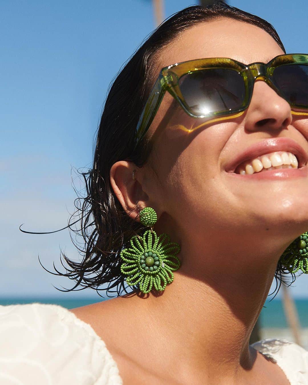 ロジャス・レナーのインスタグラム：「As flores vão completar seus looks de verão. 🌸 Os acessórios são sempre ótimas opções para dar um up nas produções e a tendência dos florais chegou com tudo nesta temporada! Arraste para o lado e clique nas peças que você quer apostar. #AltoVerão #Verão24 #Acessórios #Florais #Tendência #ModaFeminina #Brincos #Bolsas   Brinco 848471387 | Colar 872444688 | Brinco 872444709 | Bracelete 808248682 | Cinto 860447161 | Brinco 806480648 | Colar 807657767 | Bolsa 847848955 | Blusa 801052273 | Calça 799847359 | Blusa 551400705 | Calça 835244978」