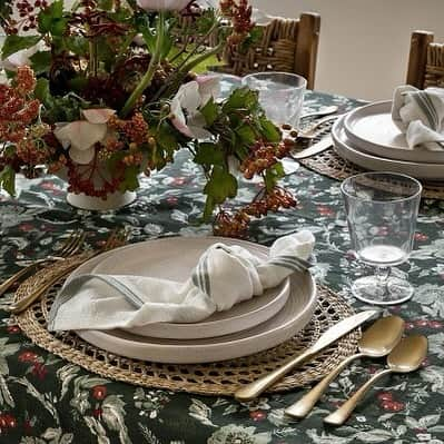 Targetさんのインスタグラム写真 - (TargetInstagram)「Who's coming over first? ✨ Get more tablescape styling tips and ideas in our stories.   Plus, shop the new @studiomcgee with Threshold holiday collection, link in bio   #target #tablesetting #tablescapes」11月10日 5時53分 - target