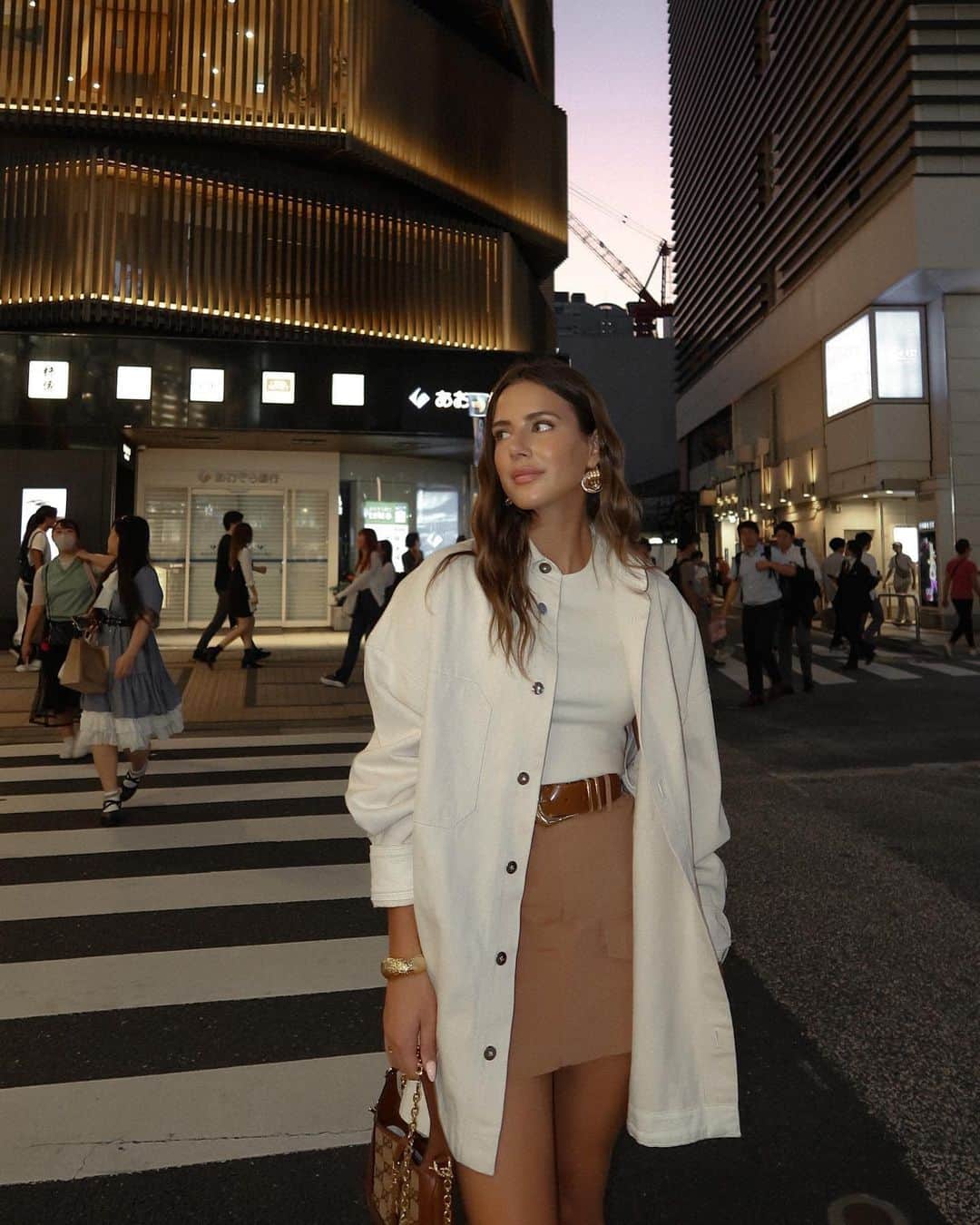 モンローさんのインスタグラム写真 - (モンローInstagram)「Shinjuku 📍 Monrow goes to Tokyo with @babesontrend in the Fitted Cap Sleeve Crew and Cargo Mini Skirt. Shop the link in bio.  #shinjuku #shinjukutokyo #japanstyle #tokyostyle #tokyofashion #streetstyle #pinterestinspired #monrow #ootd #fashion」11月10日 6時00分 - monrow
