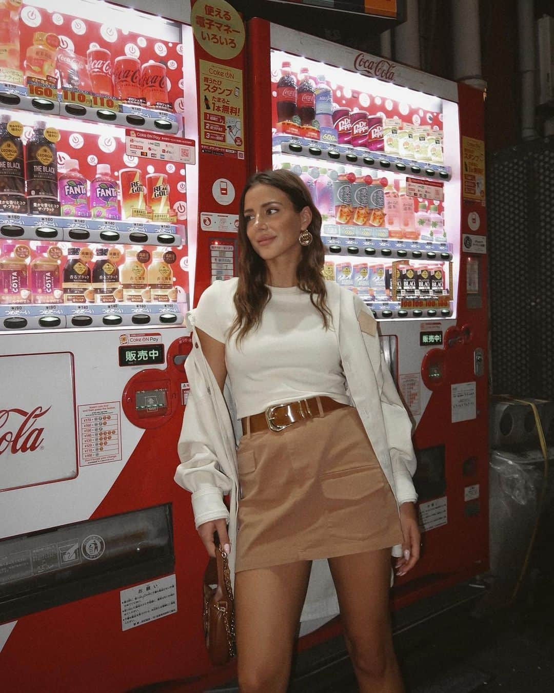 モンローのインスタグラム：「Shinjuku 📍 Monrow goes to Tokyo with @babesontrend in the Fitted Cap Sleeve Crew and Cargo Mini Skirt. Shop the link in bio.  #shinjuku #shinjukutokyo #japanstyle #tokyostyle #tokyofashion #streetstyle #pinterestinspired #monrow #ootd #fashion」