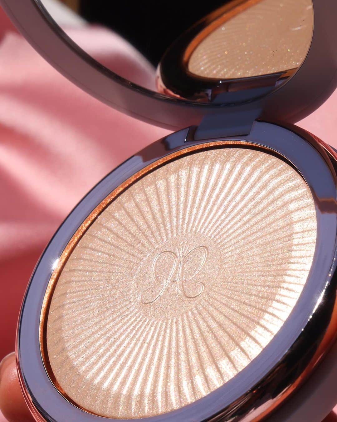 のインスタグラム：「POV: you finally hit "checkout" on your cart 😮‍💨 Comment below if you've picked up our new Glow Seeker Highlighter!!  📸: @maquillageitup (she/her)  #AnastasiaBeverlyHills」