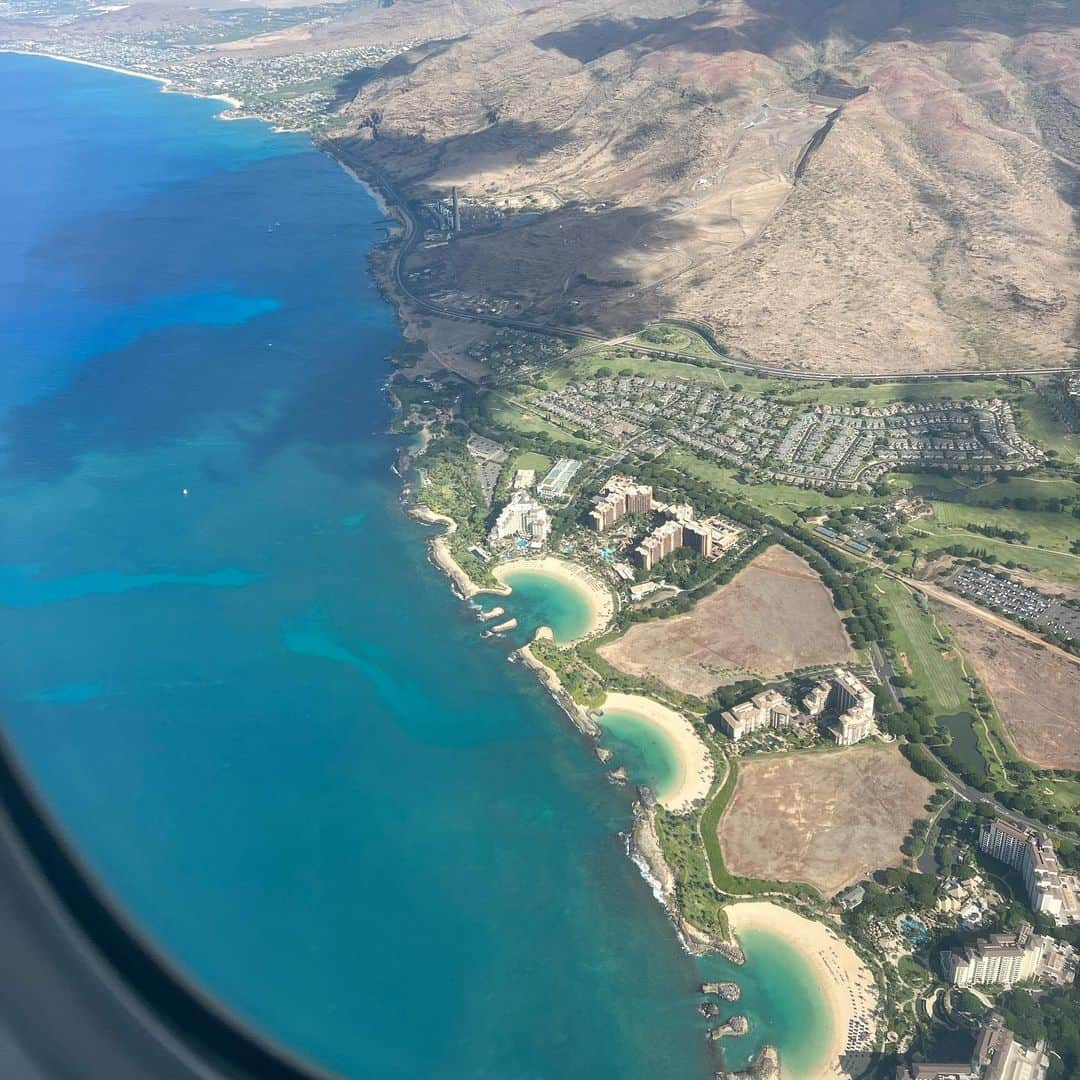 マキ・コニクソンさんのインスタグラム写真 - (マキ・コニクソンInstagram)「Aloha !! 🤙🏼  ただいまハワイ！ Ko’olinaのラグーンを見るとハワイに 帰って来たーってワクワクする。 ハワイのおすそ分けしますね。  今回は実りのある旅でした。 人生色々あるよね、本当に。 嬉しい事、悲しい事、感動する事、悔しい事、 ムカつく事、モヤモヤする事、ビックリな事、 その時その時の感情をあげてたらキリがない。 何もない人なんて”絶対に”いない。(と思う) 何で自分だけいつもこうなんだろう？ って思いがちなんだけど、 実は自分だけじゃないんだよね。  誰もが家族や周りの人に支えられて 生きているんだよ。 書きながら納得してる自分がいます。 感謝の気持ちを忘れちゃダメだ、 と、自分に言い聞かせています。  誰も待ってないうちに帰るのは 寂しいけど慣れなきゃ…  今まであまりオフィスに行かなかったけど もっと頻繁に行ってお仕事頑張るよ 誰かに会ってる方が気が紛れるしね。  You are not alone I’m not alone  We are not alone  無理せず、自分を飾らず、 自分らしく、楽ちんで楽しい人生を送ろう！ カッコつけたり、自分を飾ると どこかでバレちゃうからねー。 それより自分が疲れちゃう。  まんまの自分を受け入れてくれる人が 本当の友達だから。 そーゆー人がいてくれるだけで幸せ。  今日もお互いAlohappyの 優しい気持ちで過ごそうね。  #エアハワイ🌺  #ハワイのおすそ分け🤙🏼  #飾らない自分 #自分らしく #感謝の気持ちを忘れずに  #We are not alone」11月10日 6時02分 - makikonikson