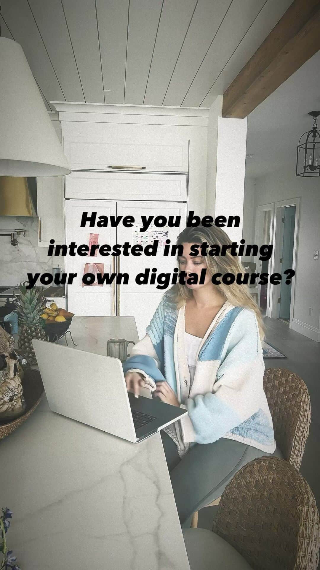 ジェイミー・レイのインスタグラム：「Have you been wanting to start a digital course but have been too scared to pull the trigger?   Have you been wanting to coach people in your industry?   Have you been wanting to teach people something professionally online but are afraid that you won’t have the time?   I can show you how to get started with all of this today, and it will not take up much of your time at all.   Comment “start” and I’ll message you more info! 💜   #coaching #onlinecoaching #sahm #momsofinstagram #womenempowerment」