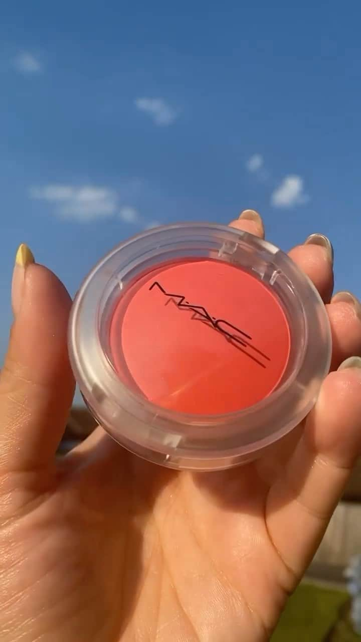 M·A·C Cosmetics BRのインスタグラム：「O blush queridinho da rede ao lado ✨ Com uma textura macia, efeito glow delicado e cores que permitem construção de camadas não tem como o blush #GlowPlay não ser um sucesso ☁️  Produtos usados no vídeo:  ☁️ Blush Glow Play na cor Heat Index  #REGRAM: @naomimizrahi   #ParaTodosVerem: No vídeo mostram um blush rosa claro, sua embalagem, seu nome e sua textura macia.   #BlushBlushBaby #MeuBlushÉMAC #MacGlowPlay #BlushGlowPlay #GlowSkin #GlowMakeUp」