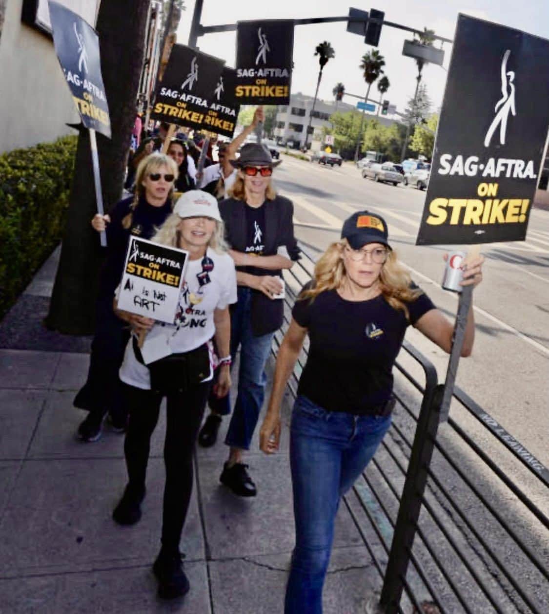 メアリー・マコーマックのインスタグラム：「What an honor it was to stand in solidarity with these union strong sisters. All the protections we already enjoy were earned by those that came and fought before us. The ones that we earned now we earned through hard work and solidarity.  Thank you to our leadership, our negotiators, our strike captains and to everyone who walked the line with us. And thank you to our sister unions for sticking with us! Thank you @wga  @iatse  and @teamsters. We’re ready to stand with you. Young actors — please remember this. Every generation must do their part. Our strength is in our solidarity.」