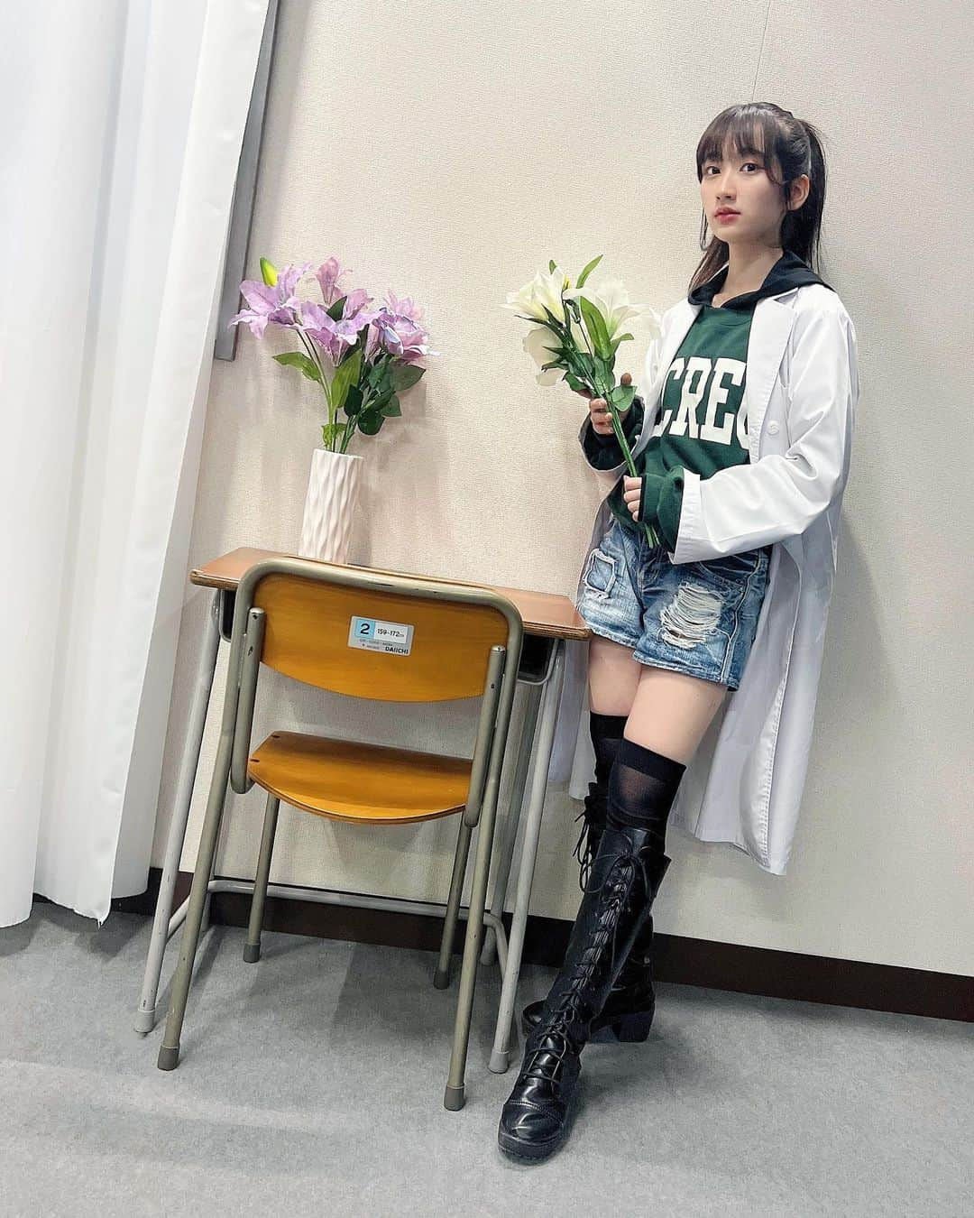 若松愛里さんのインスタグラム写真 - (若松愛里Instagram)「🌸 ・ ・ Studio K'z 『みちこのみたせかい2023』 2023年11月1日(水)〜11月5日(日) 全8公演無事終演いたしました😌  稽古場から差し入れや応援タペストリー、 本番に入ってからも差し入れやお花やプレゼントや とにかくたくさん支えていただきました！！ ありがとうございました😊♡  殺陣やダンスのない会話劇だけで魅せた 約115分お楽しみいただけたでしょうか？？  こちらの作品。 儚いけれど温かく前向きになれるお話しで私はとっても好きでした🌸 皆様のおかげで配信も決定したので、初見の方はもしかしたらネタバレ含むかもしれないのでこれより先は気をつけて読んでいただけると😌  最初にこの本を読んだ感想は、ん？ がファーストリアクションだと思われます笑  私の理解力の問題で、何がしたかったのかとか何を表しているのかって言うのが文字だけだとなんだなんだってなりました😳  けれど、読んでいくうちにお花は人であったり 川は心であったりと理解すると綺麗な表現すぎて虜でした◎  いつも麻草さんの本に出演すると思うのですが 書いている麻草さんは未来から来たのか？一回未来見てきたのか？？となります。笑  今でこそ近い環境があるから理解しやすかったりするが…と 本当にすごいです😇  ちなみに、演じたちかちゃんは高校を卒業し、研究所で働く介護をしている子。ものごとを客観的に見れて、仕事が早く無駄なく進めるタイプ。そして口調は強め。だけど実は優しいツンデレちゃんでした◎  ツンデレ好きだった〜って感想を見かけて 嬉しかったです☺️  中身の人はツンツンツンデレくらいの時期いっときあったり、考え方であったり、甘いもの好きだったり共感性高かったです◎褒められるのは嬉しいけど、照れ臭くてつい言葉が強くなっちゃうのよね〜。笑  このお話はみちこに幸せになってほしいと各々の考えで 動いていて、大きくわけて２つの意見があったけれど、ちかちゃんは正解はどっちか分からないって言ってました。  中身の人も決めかねます…難しいよね！ どっちの意見も分かるなーっていうね！！  観劇された方はどちらの意見になりましたか？？ よかったら教えてね✨  あとはなんだろうな〜裏話？としましては 研究所チームは最初の出番の前にみんなでえいえいおーってしてから 実は出ていたり、アップの時は最初のシーンハイテンションで確認したりしてました🥼✨  実は割と日替わりで遊べたチームであったりもしました☺️ ちかちゃんはツンデレゆえにスンッとしていたので のばらさん(前垣さらちゃん)筆頭に初日にちかちゃん笑わせ隊が結成されてました😳  日々新鮮に毎公演違ったものをお届けできたので、 楽しんでいただけていたら幸いです☺️  初日から千秋楽まで連日満席の客席に 終演後の一斉に開催される賑やかな特典会 千秋楽にはステージがバラされていくのを見て、 私ごとながら懐かしい気持ちが溢れてました😌  初めてKASSAIに立った時と同じ環境で あのときは大好きな空間が終わりを迎えて なくなっていくさまが悲しくていっぱい泣いたけれど、 今は大好きな空間が終わっても、 また次があるし続けていれば出会えると知ったから 悲しくなかったです☺️成長かな🌱  あの花が幸せだったのか。 きっと幸せだった。そう思うことしかできない。 でも私は皆さまに見守っていただき幸せでした。  たくさんの応援誠にありがとうございました！ いつかまた、どこかで🌱  新井ちか役　若松愛里」11月10日 6時06分 - wakamatsuairi_official