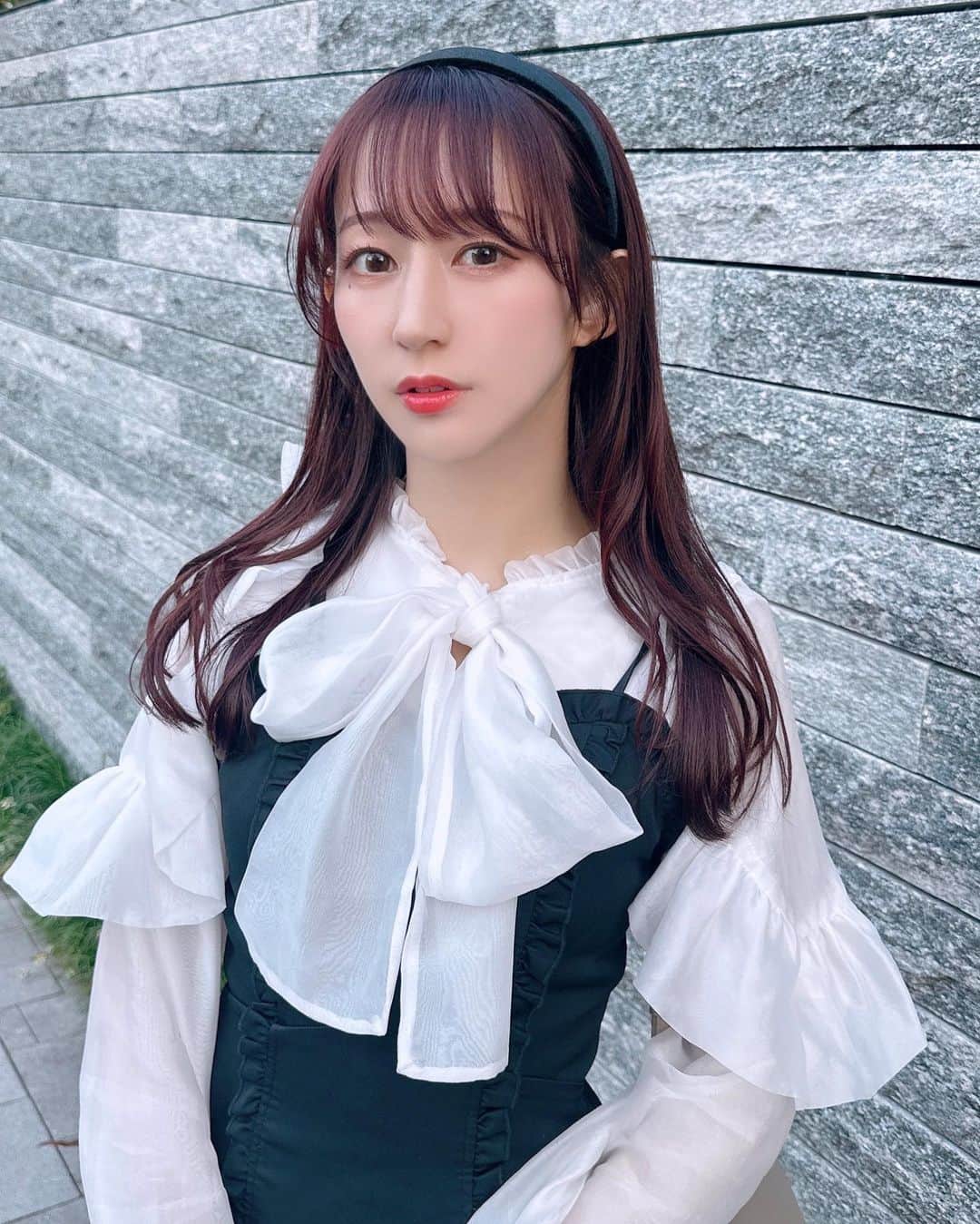 やっこのインスタグラム：「🍇💭 ⁡ ⁡ ⁡ ⁡ にゅーへあー❕ 秋カラーにしたよ🍇 ⁡ どうかな〜❔❔♡ ⁡ spica 松岡さん @spicamatsuoka  いつもありがとうございます✂️ ⁡ ⁡ ⁡ tops #tittyandco  one-piece #axesfemme  boots #grl headband #lattice  bag #snidel  ⁡ ⁡ ⁡ ⁡ 髪色をがっつり変えるタイプではないのですが 今回はちょっと秋っぽくなった気がする😚❕ ⁡ 毎回「いいかんじの…赤茶の…似合うやつで…」 ってオーダーしてます🤣 ⁡ 髪質改善を最近していただいているので 毎回つやっっっつやになります…🥹 本当に感動するのでぜひ🥺❕ ⁡ ⁡ ⁡ ⁡ ⁡ #haircolor #newhair #フレンチガーリー #モノトーンコーデ #ootd #ブラウス  #キャミワンピ #ブーツ #グレイル #秋コーデ」