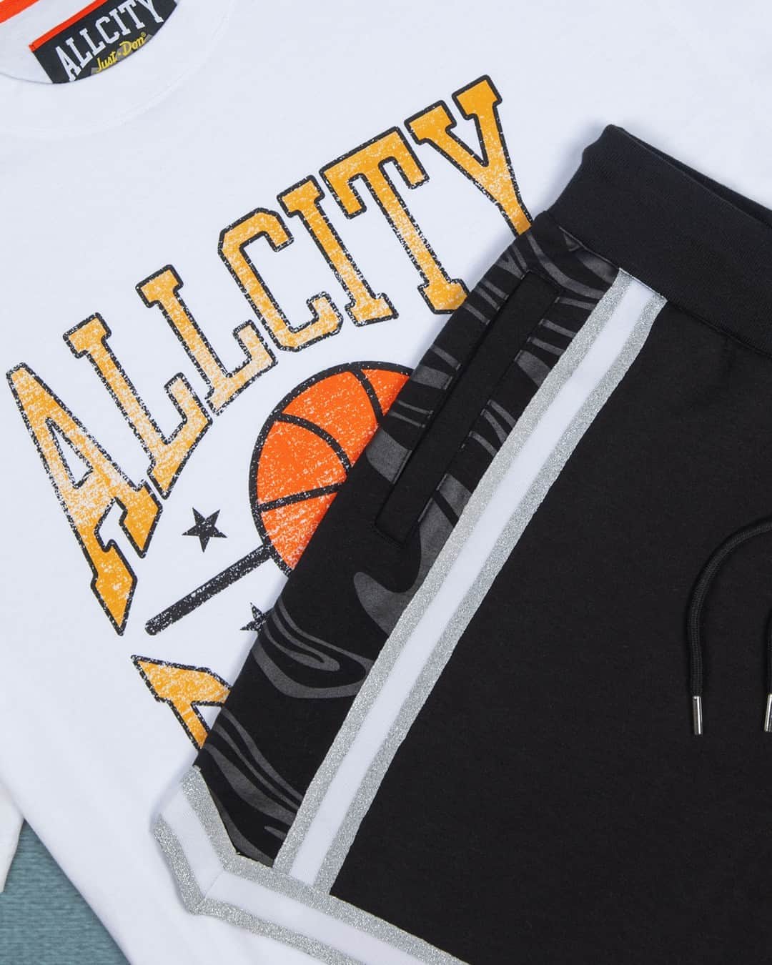 Foot Lockerさんのインスタグラム写真 - (Foot LockerInstagram)「Curated for an iconic look & unmatchable feel 🏀   Shop the newest All City by Just Don collection in-store & online now.」11月10日 6時13分 - footlocker
