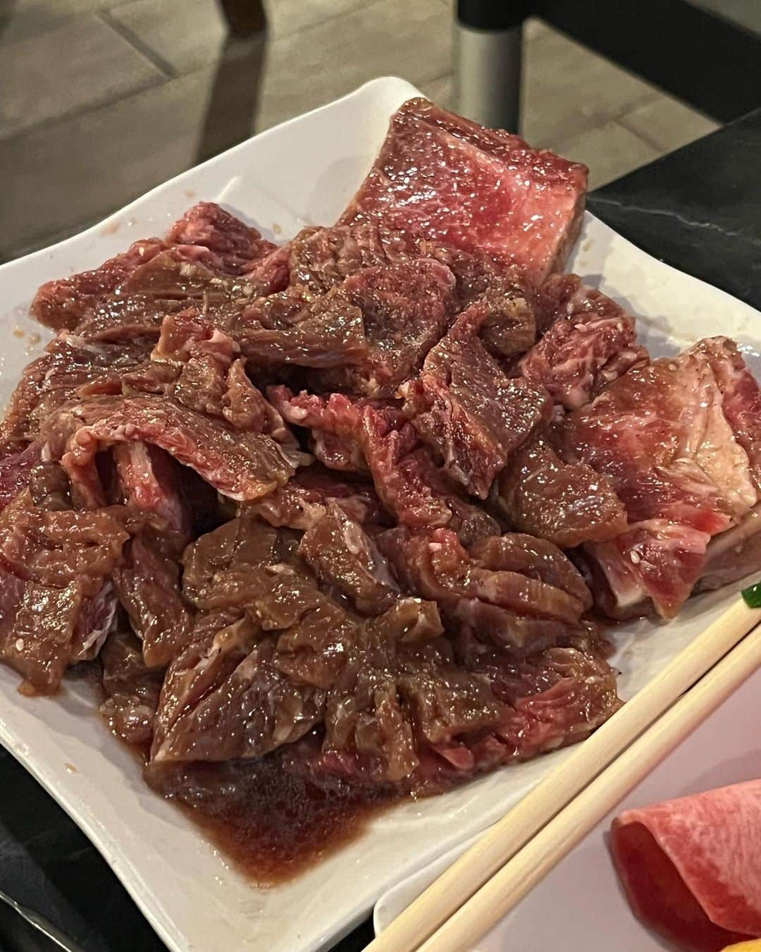 甘糟記子さんのインスタグラム写真 - (甘糟記子Instagram)「3日目の夕飯はコリアン焼肉　Korea！  偶然フライトでハワイに来たママ友が連絡をくれて、一緒に夕飯\(//∇//)\  こんな偶然も嬉しい〜(๑>◡<๑)  ここの骨つきカルビがとにかく柔らかくて美味しかった(๑˃̵ᴗ˂̵)  栄養飯も最高！  姫も沢山食べてたよ(≧∀≦)  帰りにみみちゃんオススメのVia GELATOでデザート╰(*´︶`*)╯♡  夜でもここは常に混んでるらしい！  私はイチゴのソルベが美味しかったな〜！ 味見させてくれるので、味見してから注文した方がいいと思います(o^^o)  お家に帰ってからもみんなでちいかわパックしてみたり、アプリで写真撮ってみたり、パパと息子殿に電話してみたり、楽しい女子旅（笑）  画面越しにこのパックの3人を見て息子殿が、誰が誰だか分からないね、ですと(〃ω〃)  弾丸だけど時差ボケに負けず夜まで楽しめました(๑>◡<๑)  #甘糟旅行ハワイ#甘糟旅行#親子旅#女子旅#ハワイ#焼肉korea#焼肉#viagelato」11月10日 6時17分 - norihey924