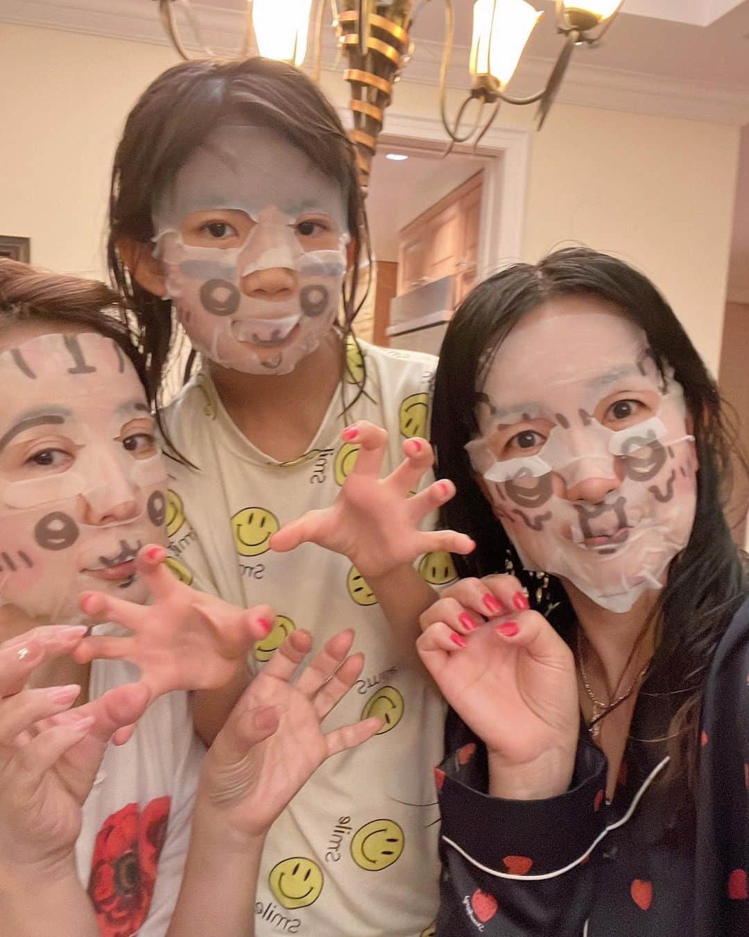 甘糟記子さんのインスタグラム写真 - (甘糟記子Instagram)「3日目の夕飯はコリアン焼肉　Korea！  偶然フライトでハワイに来たママ友が連絡をくれて、一緒に夕飯\(//∇//)\  こんな偶然も嬉しい〜(๑>◡<๑)  ここの骨つきカルビがとにかく柔らかくて美味しかった(๑˃̵ᴗ˂̵)  栄養飯も最高！  姫も沢山食べてたよ(≧∀≦)  帰りにみみちゃんオススメのVia GELATOでデザート╰(*´︶`*)╯♡  夜でもここは常に混んでるらしい！  私はイチゴのソルベが美味しかったな〜！ 味見させてくれるので、味見してから注文した方がいいと思います(o^^o)  お家に帰ってからもみんなでちいかわパックしてみたり、アプリで写真撮ってみたり、パパと息子殿に電話してみたり、楽しい女子旅（笑）  画面越しにこのパックの3人を見て息子殿が、誰が誰だか分からないね、ですと(〃ω〃)  弾丸だけど時差ボケに負けず夜まで楽しめました(๑>◡<๑)  #甘糟旅行ハワイ#甘糟旅行#親子旅#女子旅#ハワイ#焼肉korea#焼肉#viagelato」11月10日 6時17分 - norihey924