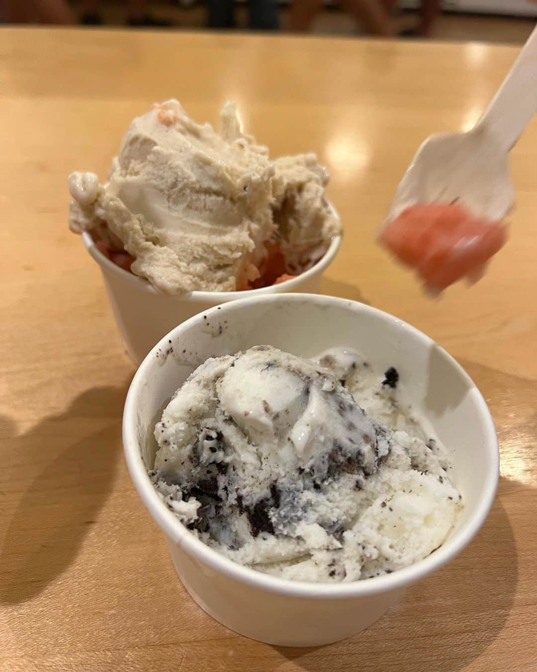 甘糟記子さんのインスタグラム写真 - (甘糟記子Instagram)「3日目の夕飯はコリアン焼肉　Korea！  偶然フライトでハワイに来たママ友が連絡をくれて、一緒に夕飯\(//∇//)\  こんな偶然も嬉しい〜(๑>◡<๑)  ここの骨つきカルビがとにかく柔らかくて美味しかった(๑˃̵ᴗ˂̵)  栄養飯も最高！  姫も沢山食べてたよ(≧∀≦)  帰りにみみちゃんオススメのVia GELATOでデザート╰(*´︶`*)╯♡  夜でもここは常に混んでるらしい！  私はイチゴのソルベが美味しかったな〜！ 味見させてくれるので、味見してから注文した方がいいと思います(o^^o)  お家に帰ってからもみんなでちいかわパックしてみたり、アプリで写真撮ってみたり、パパと息子殿に電話してみたり、楽しい女子旅（笑）  画面越しにこのパックの3人を見て息子殿が、誰が誰だか分からないね、ですと(〃ω〃)  弾丸だけど時差ボケに負けず夜まで楽しめました(๑>◡<๑)  #甘糟旅行ハワイ#甘糟旅行#親子旅#女子旅#ハワイ#焼肉korea#焼肉#viagelato」11月10日 6時17分 - norihey924