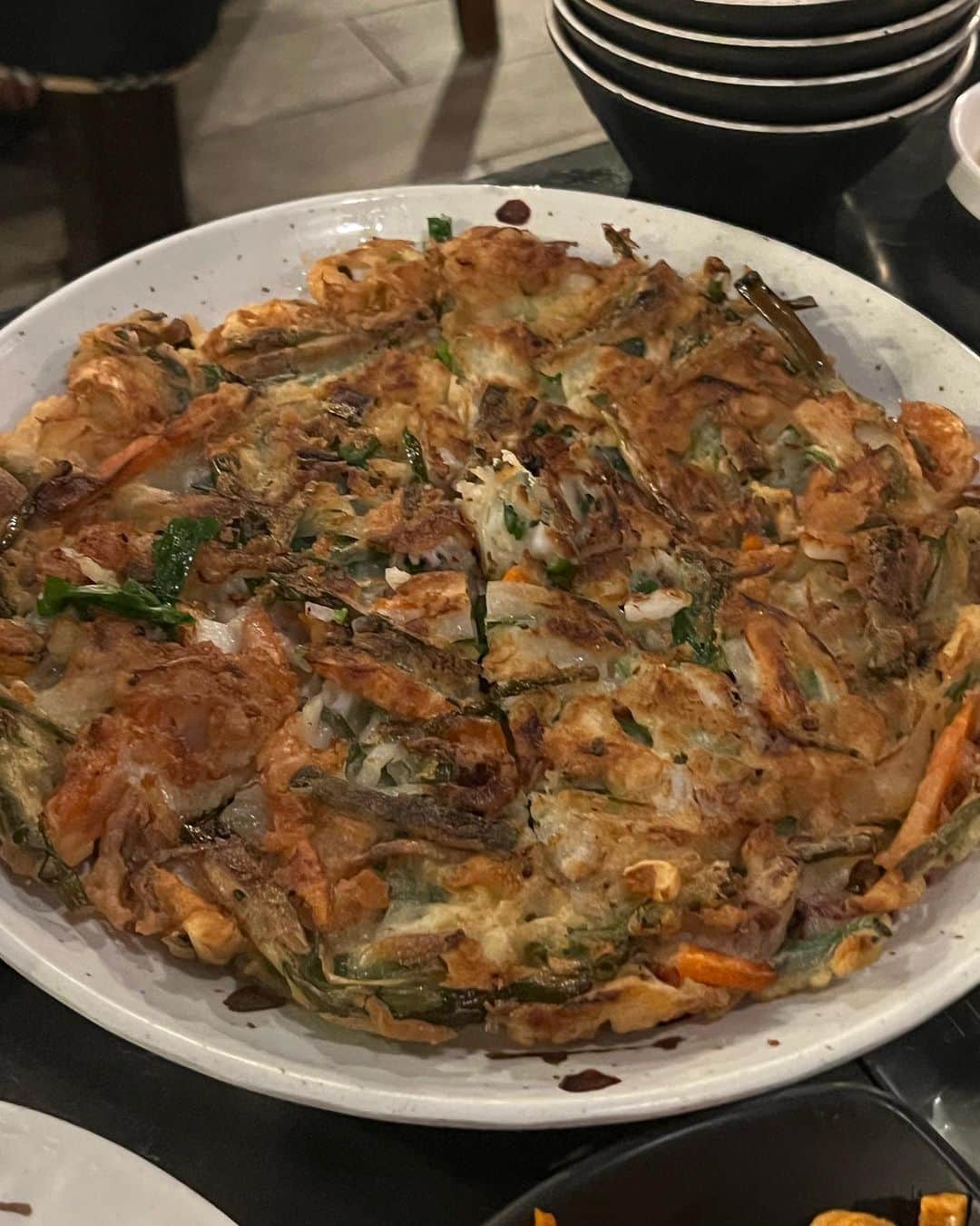 甘糟記子さんのインスタグラム写真 - (甘糟記子Instagram)「3日目の夕飯はコリアン焼肉　Korea！  偶然フライトでハワイに来たママ友が連絡をくれて、一緒に夕飯\(//∇//)\  こんな偶然も嬉しい〜(๑>◡<๑)  ここの骨つきカルビがとにかく柔らかくて美味しかった(๑˃̵ᴗ˂̵)  栄養飯も最高！  姫も沢山食べてたよ(≧∀≦)  帰りにみみちゃんオススメのVia GELATOでデザート╰(*´︶`*)╯♡  夜でもここは常に混んでるらしい！  私はイチゴのソルベが美味しかったな〜！ 味見させてくれるので、味見してから注文した方がいいと思います(o^^o)  お家に帰ってからもみんなでちいかわパックしてみたり、アプリで写真撮ってみたり、パパと息子殿に電話してみたり、楽しい女子旅（笑）  画面越しにこのパックの3人を見て息子殿が、誰が誰だか分からないね、ですと(〃ω〃)  弾丸だけど時差ボケに負けず夜まで楽しめました(๑>◡<๑)  #甘糟旅行ハワイ#甘糟旅行#親子旅#女子旅#ハワイ#焼肉korea#焼肉#viagelato」11月10日 6時17分 - norihey924