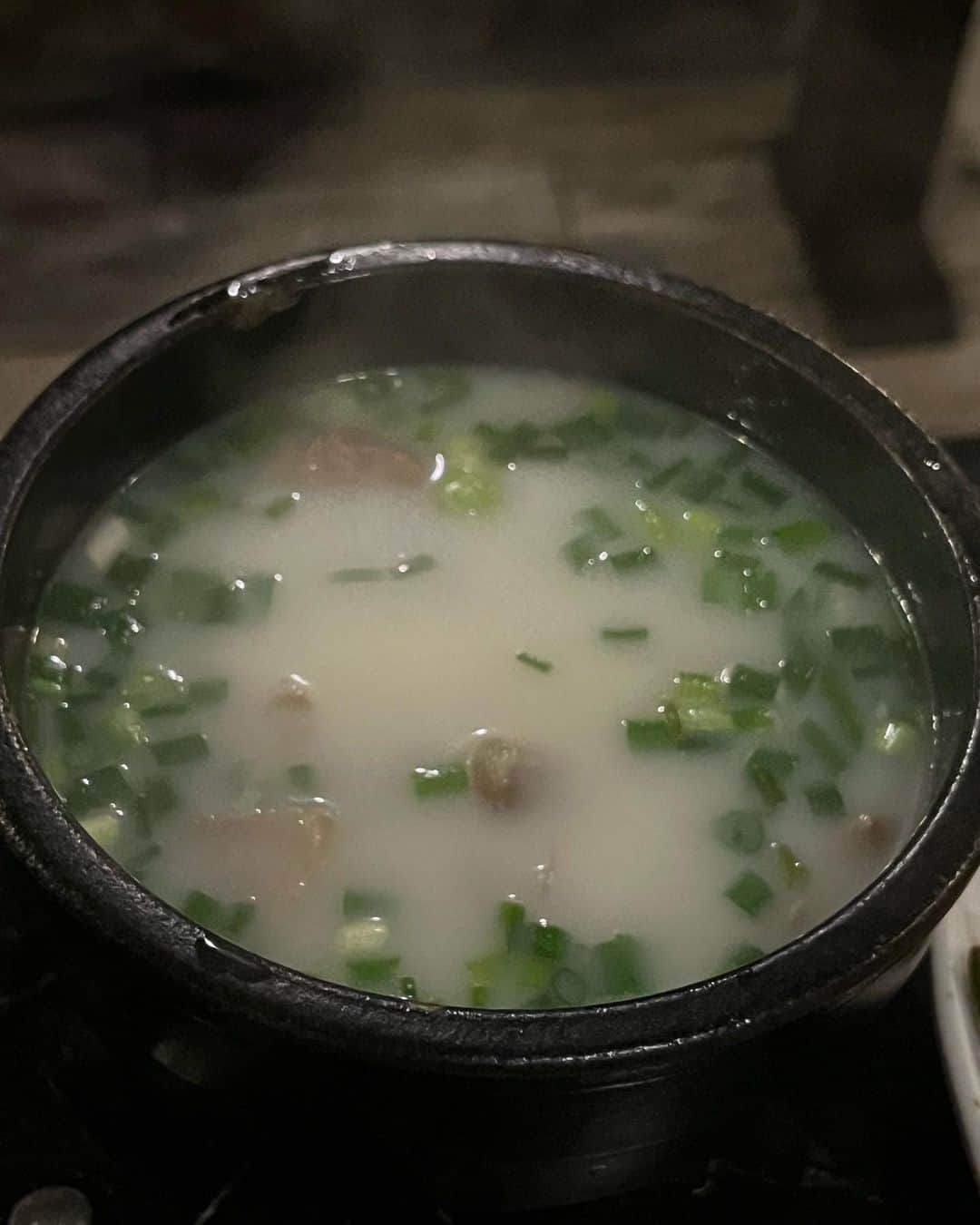 甘糟記子さんのインスタグラム写真 - (甘糟記子Instagram)「3日目の夕飯はコリアン焼肉　Korea！  偶然フライトでハワイに来たママ友が連絡をくれて、一緒に夕飯\(//∇//)\  こんな偶然も嬉しい〜(๑>◡<๑)  ここの骨つきカルビがとにかく柔らかくて美味しかった(๑˃̵ᴗ˂̵)  栄養飯も最高！  姫も沢山食べてたよ(≧∀≦)  帰りにみみちゃんオススメのVia GELATOでデザート╰(*´︶`*)╯♡  夜でもここは常に混んでるらしい！  私はイチゴのソルベが美味しかったな〜！ 味見させてくれるので、味見してから注文した方がいいと思います(o^^o)  お家に帰ってからもみんなでちいかわパックしてみたり、アプリで写真撮ってみたり、パパと息子殿に電話してみたり、楽しい女子旅（笑）  画面越しにこのパックの3人を見て息子殿が、誰が誰だか分からないね、ですと(〃ω〃)  弾丸だけど時差ボケに負けず夜まで楽しめました(๑>◡<๑)  #甘糟旅行ハワイ#甘糟旅行#親子旅#女子旅#ハワイ#焼肉korea#焼肉#viagelato」11月10日 6時17分 - norihey924