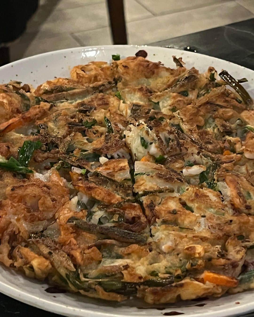 甘糟記子さんのインスタグラム写真 - (甘糟記子Instagram)「3日目の夕飯はコリアン焼肉　Korea！  偶然フライトでハワイに来たママ友が連絡をくれて、一緒に夕飯\(//∇//)\  こんな偶然も嬉しい〜(๑>◡<๑)  ここの骨つきカルビがとにかく柔らかくて美味しかった(๑˃̵ᴗ˂̵)  栄養飯も最高！  姫も沢山食べてたよ(≧∀≦)  帰りにみみちゃんオススメのVia GELATOでデザート╰(*´︶`*)╯♡  夜でもここは常に混んでるらしい！  私はイチゴのソルベが美味しかったな〜！ 味見させてくれるので、味見してから注文した方がいいと思います(o^^o)  お家に帰ってからもみんなでちいかわパックしてみたり、アプリで写真撮ってみたり、パパと息子殿に電話してみたり、楽しい女子旅（笑）  画面越しにこのパックの3人を見て息子殿が、誰が誰だか分からないね、ですと(〃ω〃)  弾丸だけど時差ボケに負けず夜まで楽しめました(๑>◡<๑)  #甘糟旅行ハワイ#甘糟旅行#親子旅#女子旅#ハワイ#焼肉korea#焼肉#viagelato」11月10日 6時17分 - norihey924