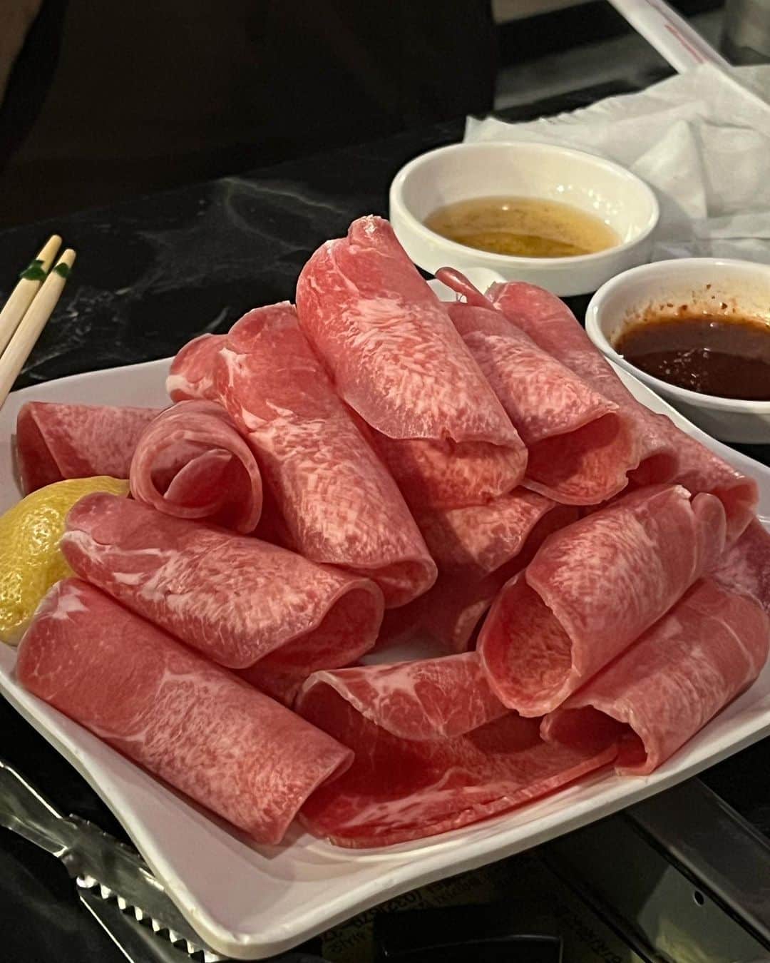 甘糟記子さんのインスタグラム写真 - (甘糟記子Instagram)「3日目の夕飯はコリアン焼肉　Korea！  偶然フライトでハワイに来たママ友が連絡をくれて、一緒に夕飯\(//∇//)\  こんな偶然も嬉しい〜(๑>◡<๑)  ここの骨つきカルビがとにかく柔らかくて美味しかった(๑˃̵ᴗ˂̵)  栄養飯も最高！  姫も沢山食べてたよ(≧∀≦)  帰りにみみちゃんオススメのVia GELATOでデザート╰(*´︶`*)╯♡  夜でもここは常に混んでるらしい！  私はイチゴのソルベが美味しかったな〜！ 味見させてくれるので、味見してから注文した方がいいと思います(o^^o)  お家に帰ってからもみんなでちいかわパックしてみたり、アプリで写真撮ってみたり、パパと息子殿に電話してみたり、楽しい女子旅（笑）  画面越しにこのパックの3人を見て息子殿が、誰が誰だか分からないね、ですと(〃ω〃)  弾丸だけど時差ボケに負けず夜まで楽しめました(๑>◡<๑)  #甘糟旅行ハワイ#甘糟旅行#親子旅#女子旅#ハワイ#焼肉korea#焼肉#viagelato」11月10日 6時17分 - norihey924