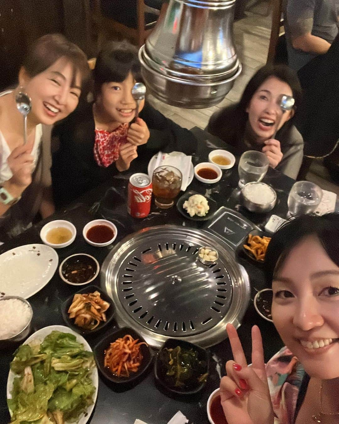 甘糟記子のインスタグラム：「3日目の夕飯はコリアン焼肉　Korea！  偶然フライトでハワイに来たママ友が連絡をくれて、一緒に夕飯\(//∇//)\  こんな偶然も嬉しい〜(๑>◡<๑)  ここの骨つきカルビがとにかく柔らかくて美味しかった(๑˃̵ᴗ˂̵)  栄養飯も最高！  姫も沢山食べてたよ(≧∀≦)  帰りにみみちゃんオススメのVia GELATOでデザート╰(*´︶`*)╯♡  夜でもここは常に混んでるらしい！  私はイチゴのソルベが美味しかったな〜！ 味見させてくれるので、味見してから注文した方がいいと思います(o^^o)  お家に帰ってからもみんなでちいかわパックしてみたり、アプリで写真撮ってみたり、パパと息子殿に電話してみたり、楽しい女子旅（笑）  画面越しにこのパックの3人を見て息子殿が、誰が誰だか分からないね、ですと(〃ω〃)  弾丸だけど時差ボケに負けず夜まで楽しめました(๑>◡<๑)  #甘糟旅行ハワイ#甘糟旅行#親子旅#女子旅#ハワイ#焼肉korea#焼肉#viagelato」