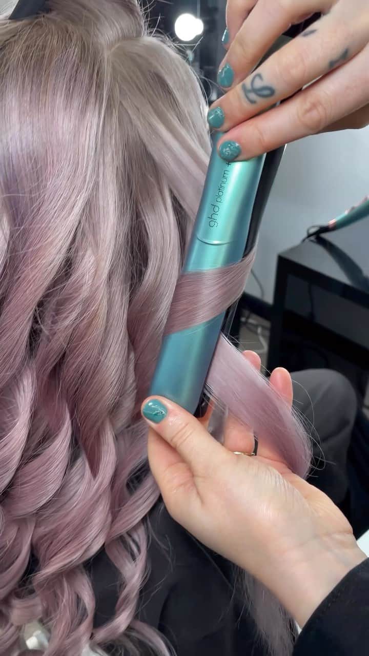 ghd hairのインスタグラム：「Name a better colour way, we’ll wait 🩵 Beautiful curls by beautiful platinum+ in jade ✨   #ghd #ghddreamland #straighttocurly #straightenercurls」