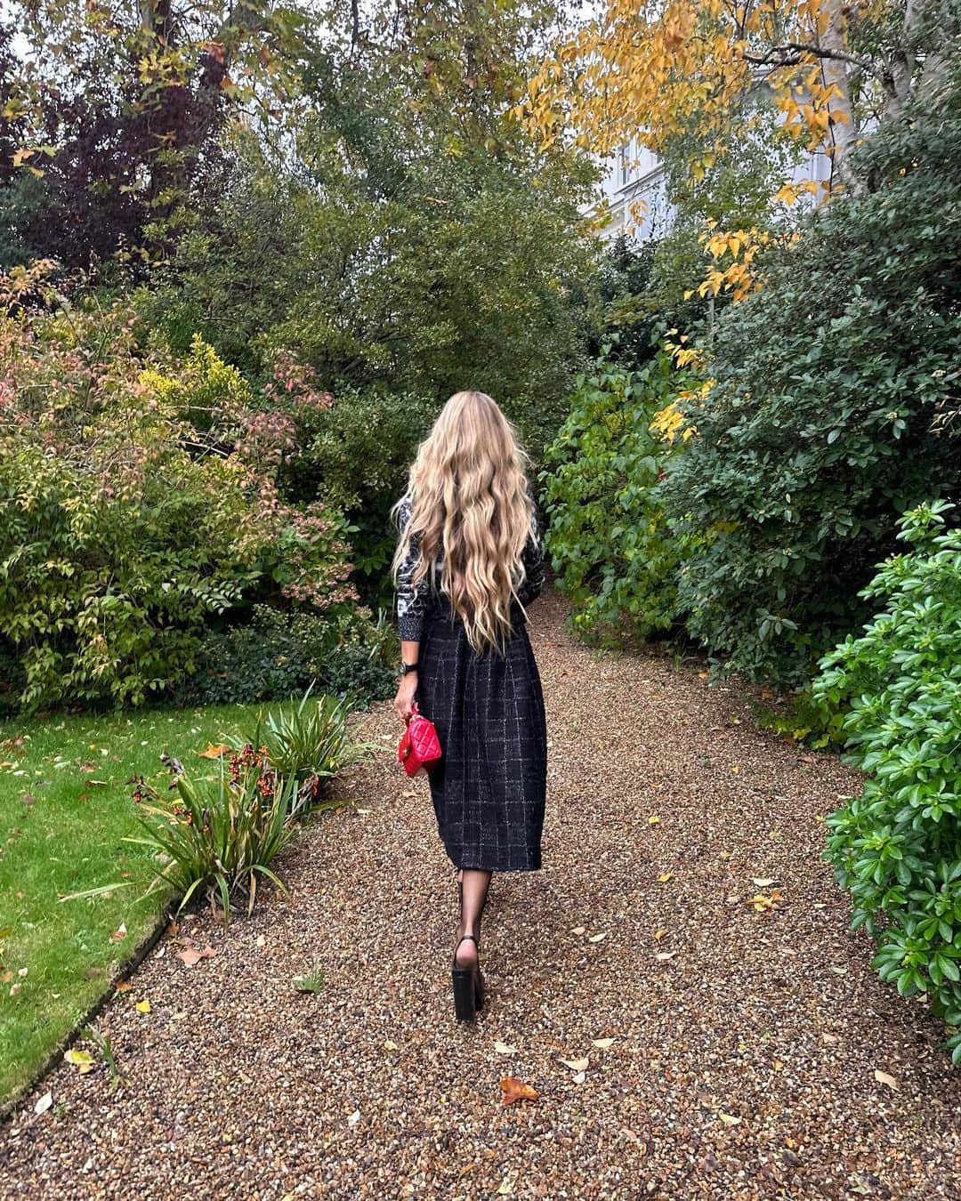ローラ・ベイリーのインスタグラム：「Thank you for today ~ @chanelofficial  @britishfilminstitute  @claridgeshotel   The freedom & opportunity to create,  tell stories & make movies  has never felt so crucial. The BFI X CHANEL Filmmaker Awards co-hosted by @edward_enninful & TILDA SWINTON ~ celebrating new voices in film  whilst honouring & supporting the BFI’s  extraordinary archive and educational mission, the historic synergy between the House of Chanel  and the world of cinema aways evolving and inspiring.  Snaps from my garden because at CLARIDGE’S I only wanted to talk to the extraordinary Thelma Schoonmaker (look her up & go (re-)watch all the movies she has cast her genius editing eye upon, especially in partnership with SCORCESE since the sixties...). And Tilda. Just love always.  #ChanelAndCinema #CHANEL  ‘To put it rather bluntly, I am not the type who wants to go back to the land; I am the type who wants to go back to the hotel...’. Fran Lebowitz  (I’ll take both.... Love London).  𝑰𝒏 𝒄𝒐𝒍𝒍𝒂𝒃𝒐𝒓𝒂𝒕𝒊𝒐𝒏 𝒘𝒊𝒕𝒉 @𝑪𝒉𝒂𝒏𝒆𝒍𝑶𝒇𝒇𝒊𝒄𝒊𝒂𝒍」