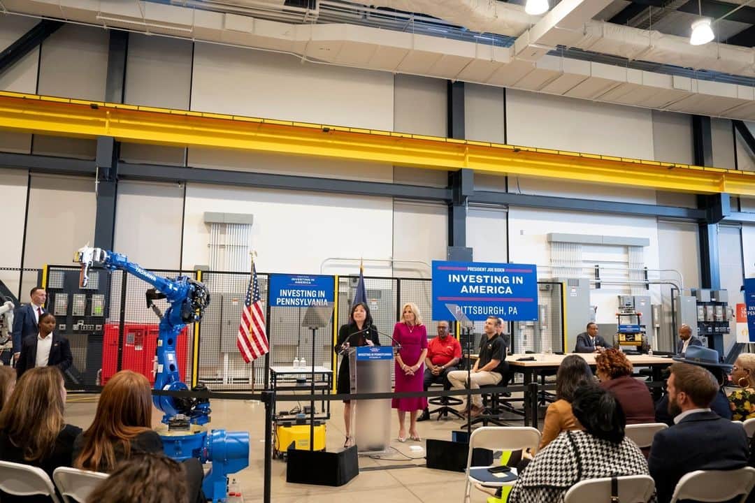 The White Houseさんのインスタグラム写真 - (The White HouseInstagram)「This week, @flotus traveled to Augusta, Georgia and Pittsburgh, Pennsylvania to see how city leaders, employers, unions, and schools are using support from the President Biden’s investments to create local jobs and educational opportunities.」11月10日 6時30分 - whitehouse