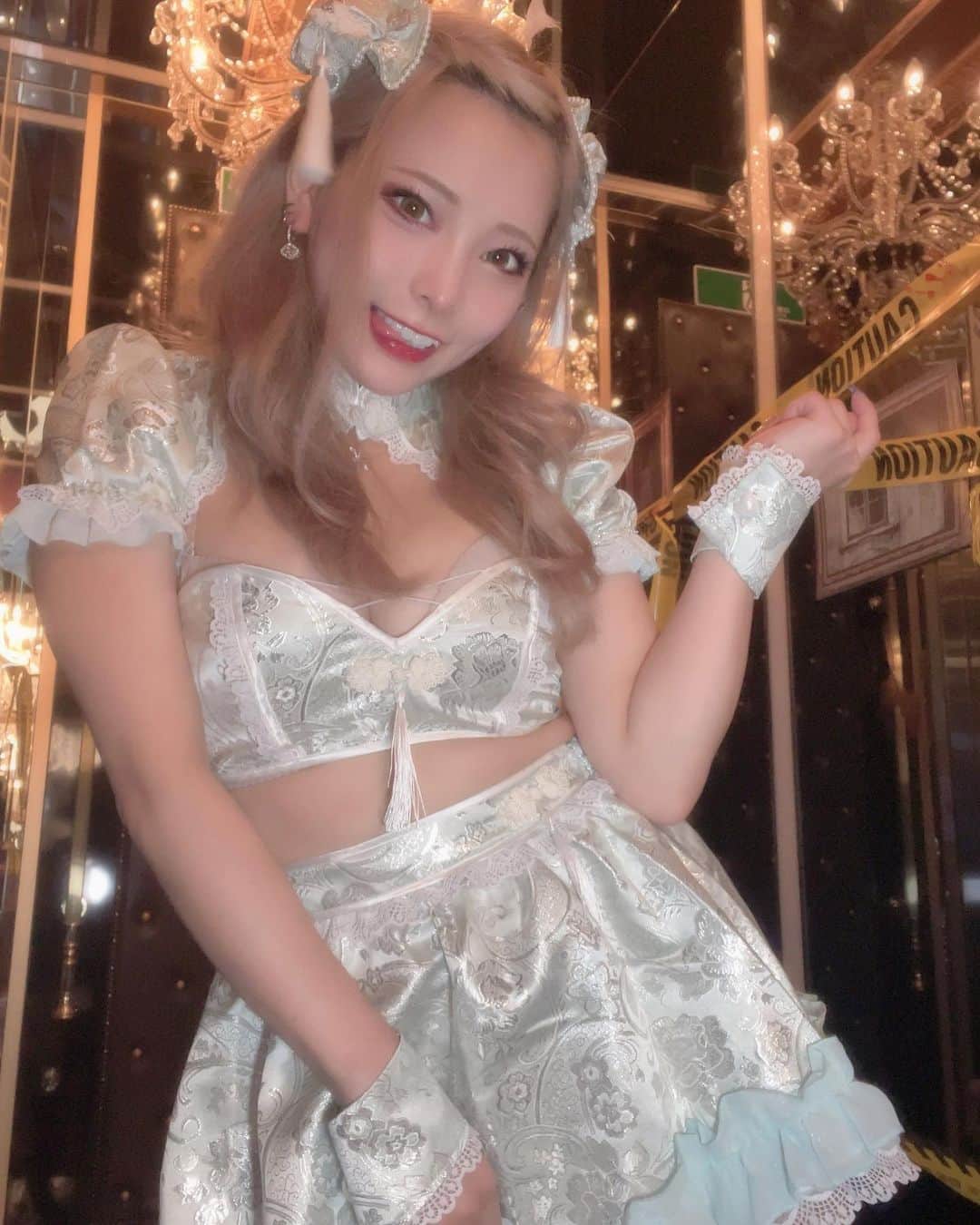 ありえのインスタグラム：「💙💖💙💖💙 : チャイナブロマイド終了しました 🫶 つぎのブロマイドも手に入れにきてね | ॑꒳ ॑) . .  #バーレスク大阪 #バーレスク東京 #バーレスク大阪ありえ #北新地 #インスタ映え #ホスト  #韓国メイク  #童顔女子  #実物とは異なります   #burlesqueosaka  #burlesquetokyo」