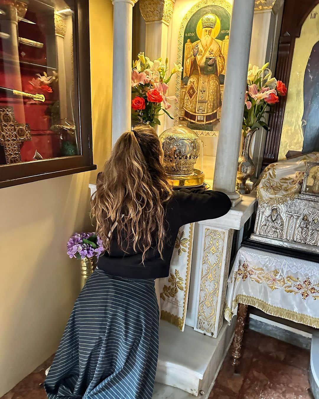 マリア・メノウノスのインスタグラム：「Celebrating St Nectarios  today on his name day. On November 9, the Greek Orthodox Church commemorates Agios Nectarios the Wonderworker of Aegina. He is considered the Patron Saint for people who have cancer, heart trouble, arthritis, epilepsy, and other diseases. He’s been granting miracles for all who believe in him regardless of their religion including me and my loved ones and i am so grateful!! my trip to Aegina meant so much to me and I continue to hold him close to my heart.」