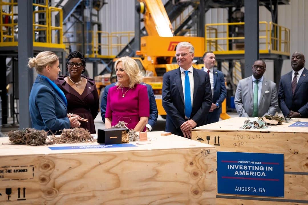 The White Houseのインスタグラム：「This week, @flotus traveled to Augusta, Georgia and Pittsburgh, Pennsylvania to see how city leaders, employers, unions, and schools are using support from the President Biden’s investments to create local jobs and educational opportunities.」