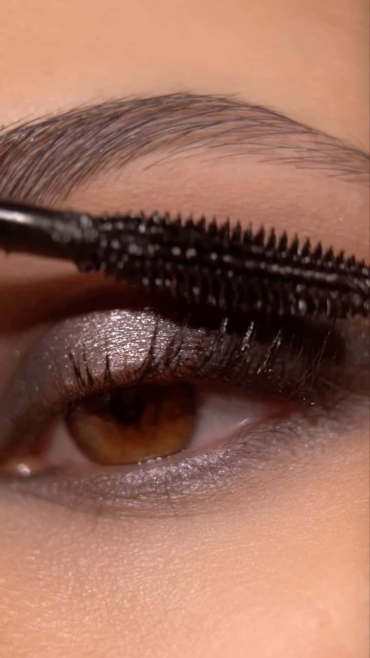 Smashboxのインスタグラム：「Going chrome for the holidays 🚀  Shop eye essentials at @ultabeauty | Link in bio」