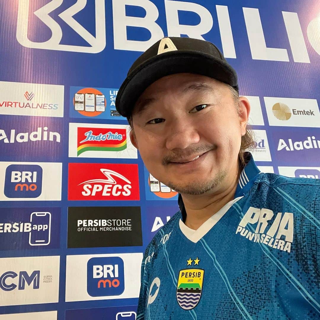 植田朝日のインスタグラム：「🇮🇩🇮🇩🇮🇩  今日はペルシブのオフィス兼レストラン兼オフィシャルショップに行って来たぞ！w  やっぱ、試合がない日でもクラブを感じれる自前の場所があるって重要だよね。  逆にそれがなきゃ街のシンボルにはなれないよね！？  #ペルシブ #persib #persibday #サッカー旅 #FooTravelleR #朝日旅 #インドネシア旅」