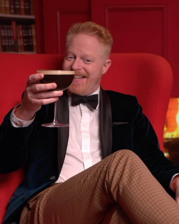 ジェシー・タイラー・ファーガソンのインスタグラム：「Cheers to 40 years of the Espresso Martini being the best cocktail on the planet and drink of the holiday season!🍸And yes, this is *exactly how they met* according to us. Check out EspressoMartini.com to learn about the fragrant next chapter & recipes in the @absolutus and @kahlua story! #absolutpartner #kahluapartner」