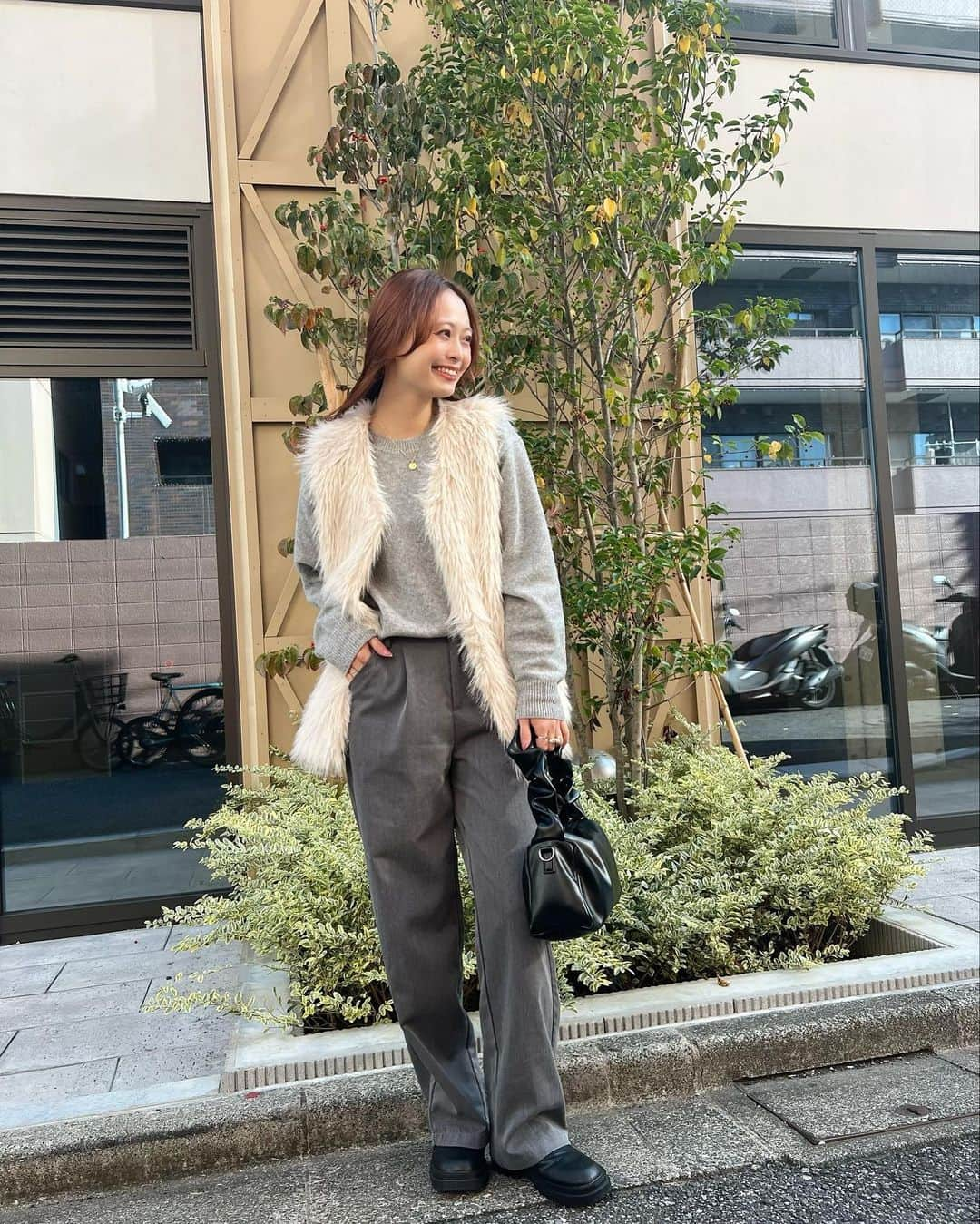 榊本麻衣さんのインスタグラム写真 - (榊本麻衣Instagram)「𓂃𓈒𓏸︎︎︎︎ ❤︎ ⁡ グレーコーデ🩶 ⁡ ファーベストお気に入り◡̈*.。 ⁡ ⁡ knit： @uniqlo_jp @uniqlo_with @uniqlo  farvest： @momentplus.official  pants： @shein_japan  bag： @jeudi.closet  boots： @grl_official  ⁡ ⁡ ⁡ #mai___fashion #mai___code #コーデ #コーディネート #fashion #ファッション #カジュアル #カジュアルコーデ  #大人カジュアル #大人女子 #大人可愛い #きれいめカジュアル #秋コーデ #UNIQLO #ユニクロ #ユニクロ購入品 #ユニクロコーデ #ファーベスト #グレーコーデ #プレミアムラムクルーネックセーター」11月10日 6時47分 - maipipii