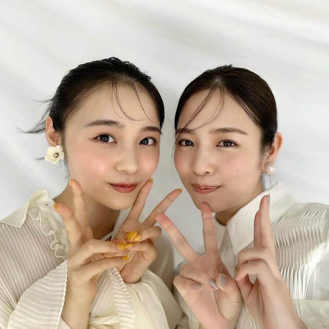 non-noさんのインスタグラム写真 - (non-noInstagram)「真悠＆芽亜里の癒される2ショットをpost🦙💭  発売中のノンノ12月号では2人が「スキンケア愛」をたっぷり語っています🤍🩵美肌をつくる愛用コスメやお手入れ方法に、トータルビューティアドバイザー・水井真理子さん @mariko_mizui からアドバイスもいただきました🪞✨スキンケアモチベが爆上がりすること間違いなしです✔︎  #横田真悠 #林芽亜里 #スキンケア #美肌 #スキンケア用品 #スキンケア紹介 #コスメデコルテ #イプサ#シャネル #CNP #イハダ #ナンバーズイン #ノンノ #nonno_magazine #nonno #ノンノモデル」11月10日 6時47分 - nonno_magazine