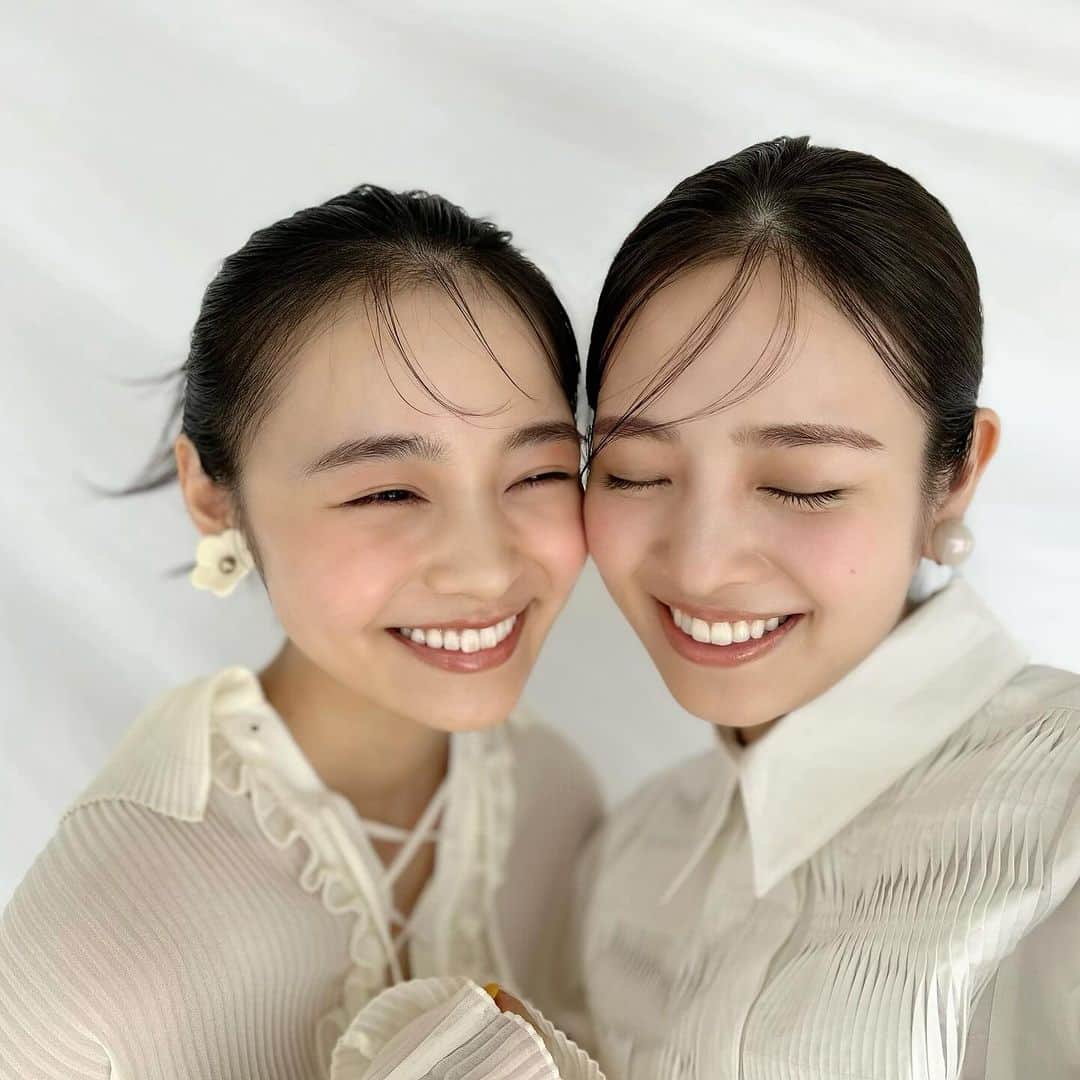 non-noさんのインスタグラム写真 - (non-noInstagram)「真悠＆芽亜里の癒される2ショットをpost🦙💭  発売中のノンノ12月号では2人が「スキンケア愛」をたっぷり語っています🤍🩵美肌をつくる愛用コスメやお手入れ方法に、トータルビューティアドバイザー・水井真理子さん @mariko_mizui からアドバイスもいただきました🪞✨スキンケアモチベが爆上がりすること間違いなしです✔︎  #横田真悠 #林芽亜里 #スキンケア #美肌 #スキンケア用品 #スキンケア紹介 #コスメデコルテ #イプサ#シャネル #CNP #イハダ #ナンバーズイン #ノンノ #nonno_magazine #nonno #ノンノモデル」11月10日 6時47分 - nonno_magazine